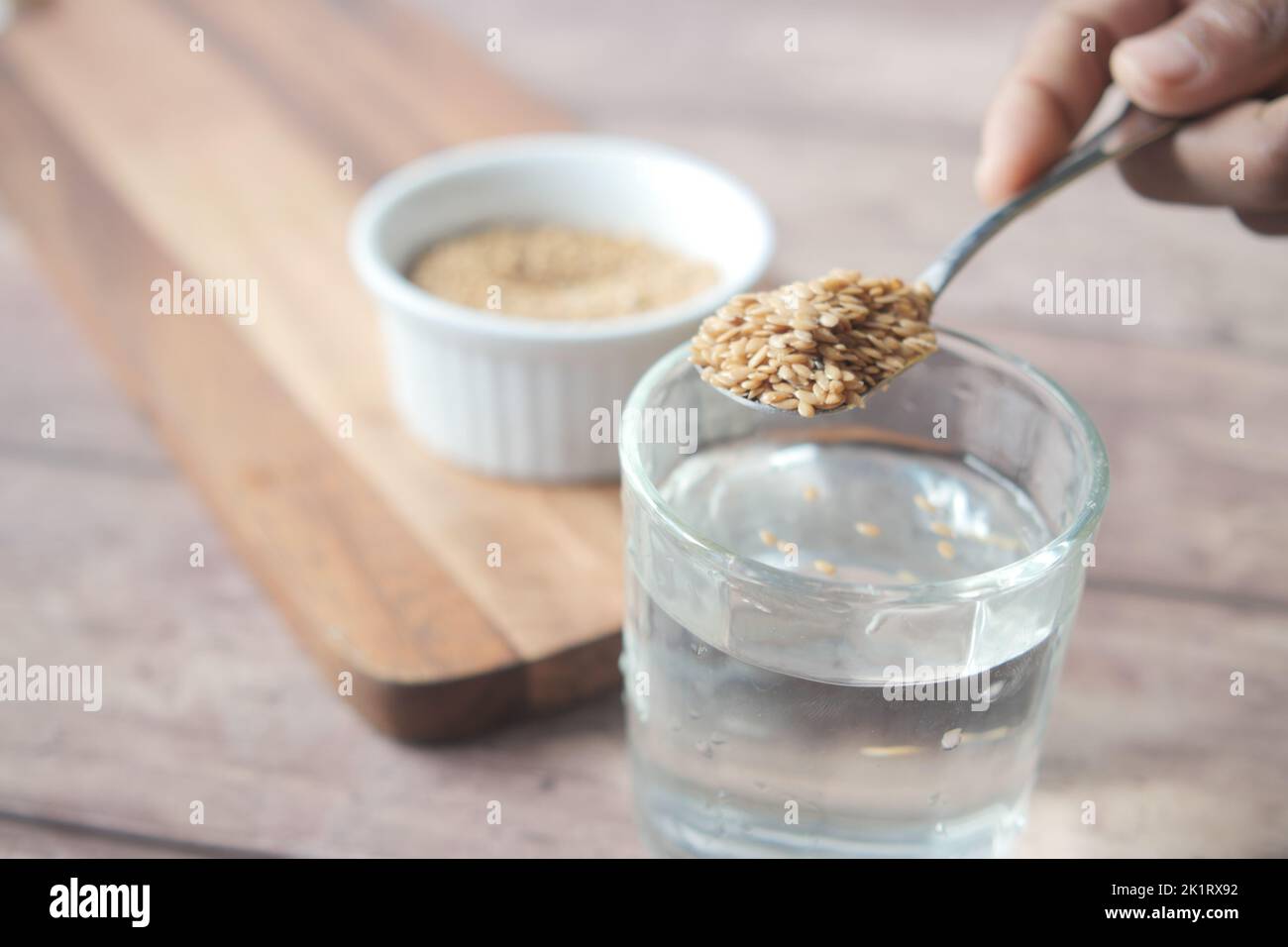 Mischen von Leinsamen in einem Glas Wasser Stockfoto