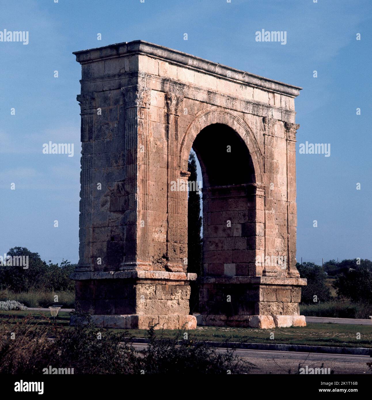 ARCO DE BARA ERIGIDO POR EL GENERAL LUCIO LICINIO SURA ENTRE LOS AÑOS 102 Y 107 - VIA AUGUSTA. ORT: ARCO DE TRIUNFO. RODA DE BARA. TARRAGONA. SPANIEN. Stockfoto