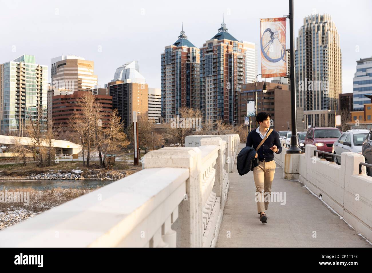 Geschäftsmann läuft auf der Stadtbrücke Stockfoto