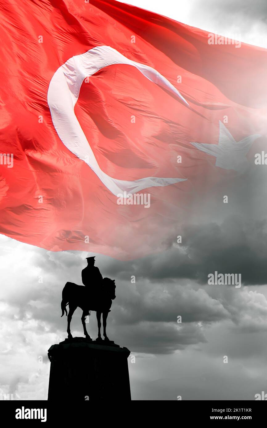 Türkische Flagge und Atatürk Statue. Republiktag der Türkei oder cumhuriyet bayrami wörtlich auf Türkisch. Stockfoto