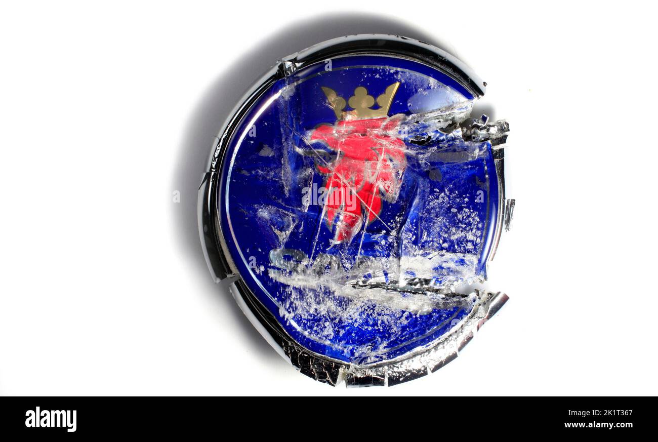 Ein zerstörtes Saab Automobile ab-Emblem. Stockfoto