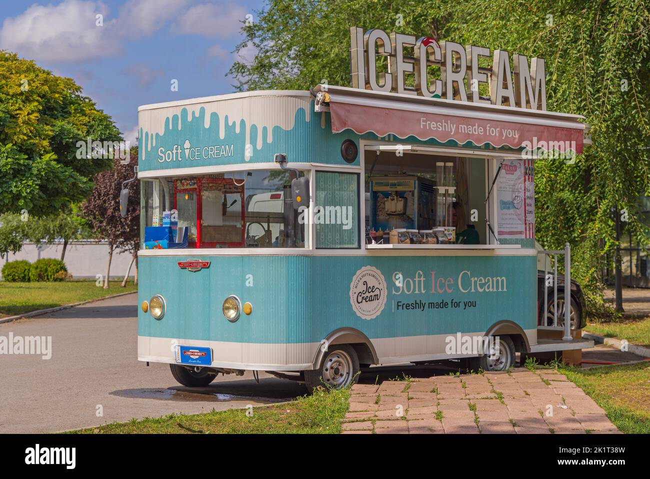 Simanovci, Serbien - 22. August 2022: Mobile Frischmilch Soft Ice Cream Mini Van im Stadtpark. Stockfoto