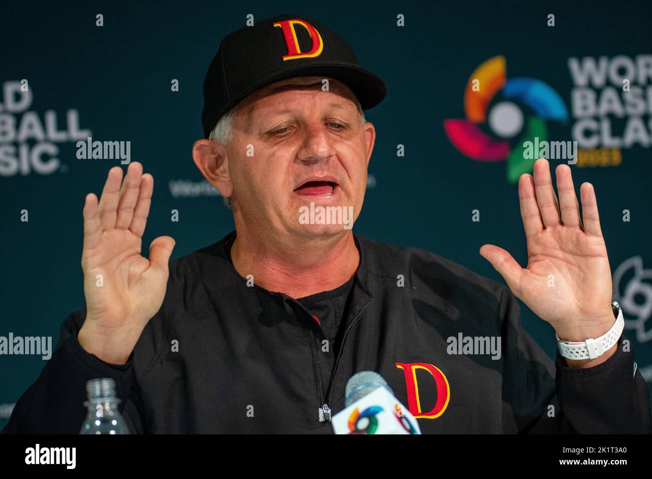 Regensburg, Bayern, Deutschland. 20. September 2022. Deutschland-Manager STEVE JANSSEN beantwortet während der Pressekonferenz eine Frage, nachdem Deutschland in der Qualifikation zur Weltbaseballklassiker in der Armin Wolf Baseballarena in Regensburg an die Tschechische Republik verloren hatte. Deutschland ist jetzt aus dem Turnier. (Bild: © Kai Dambach/ZUMA Press Wire) Stockfoto