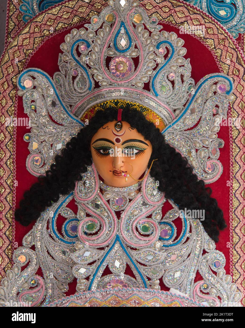 Dekoriertes Idol der Hindu-Göttin Durga. Nahaufnahme, selektiver Fokus. Stockfoto