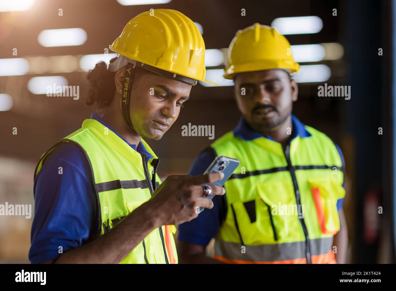 Fabrikingenieur Arbeiter lesen schlechte Nachrichten entlassen benachrichtigen auf dem Smartphone ernsthafte Sorge Ausdruck Stockfoto