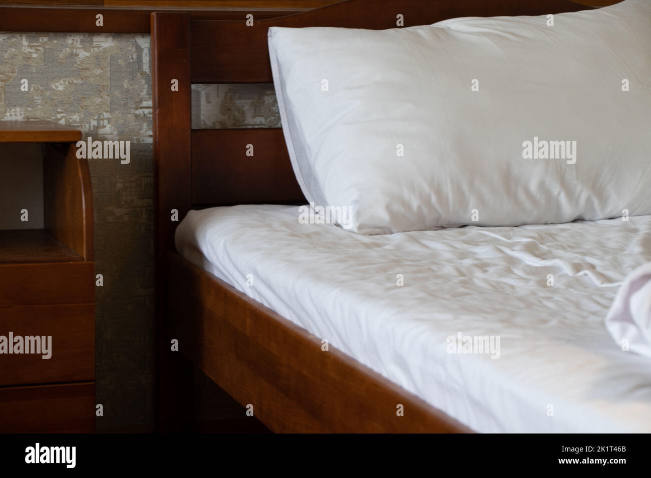 Zwei Einzelbetten und ein Nachttisch mit Schubladen im Schlafzimmer, Schlafzimmer, Wohnung und Innenraum, Nachttisch Stockfoto