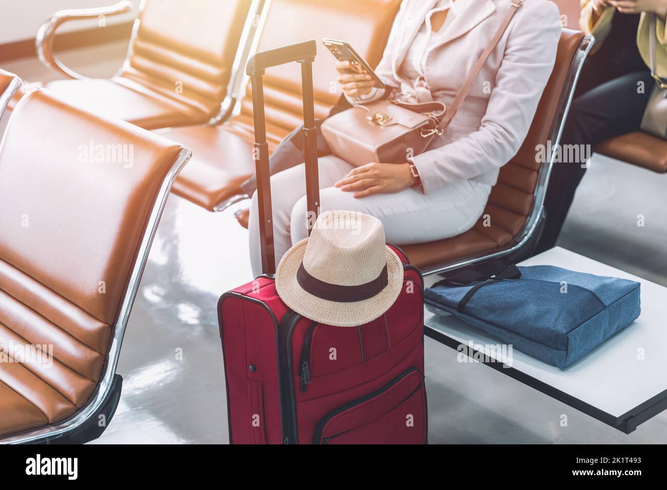 Frau Touristen Reisende mit Smartphone wartet auf Flug Urlaub Reise Tour am Flughafen nach dem offenen Land Stockfoto