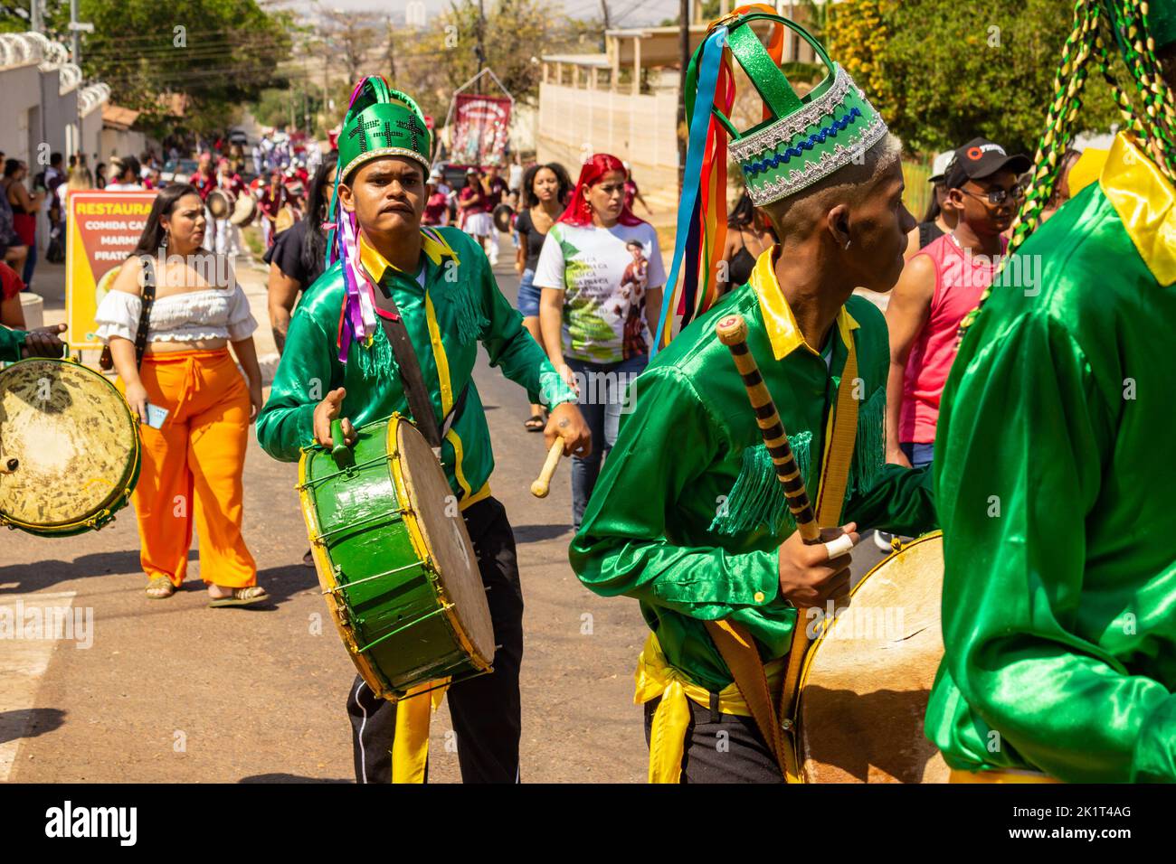 Goiânia, Goias, Brasilien – 11. September 2022: Nachtschwärmer in grüner Kleidung, tanzen und spielen Perkussionsinstrumente während der Congadas. Stockfoto