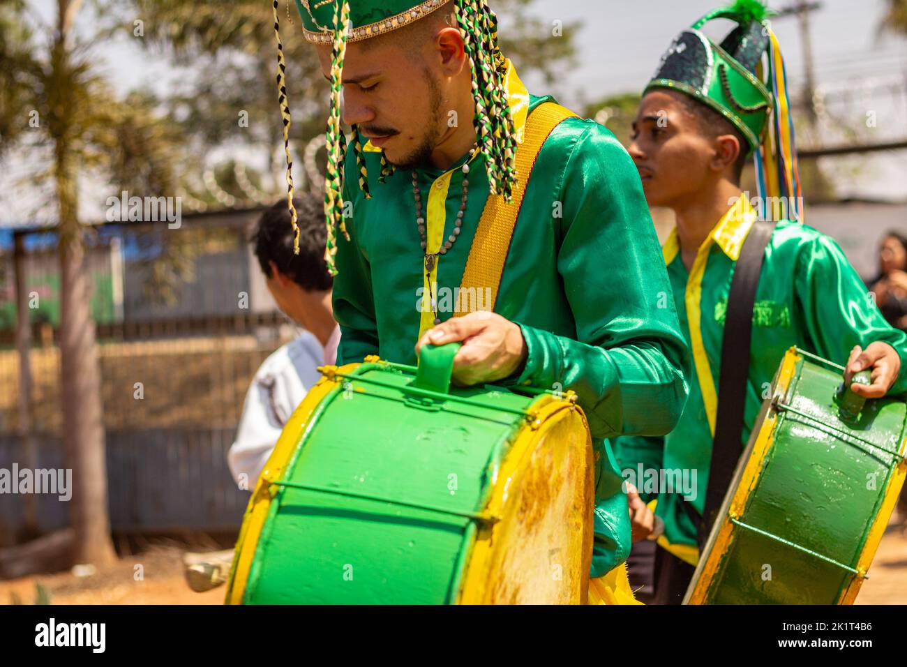 Goiânia, Goias, Brasilien – 11. September 2022: Nachtschwärmer in grüner Kleidung, tanzen und spielen Perkussionsinstrumente während der Congadas. Stockfoto
