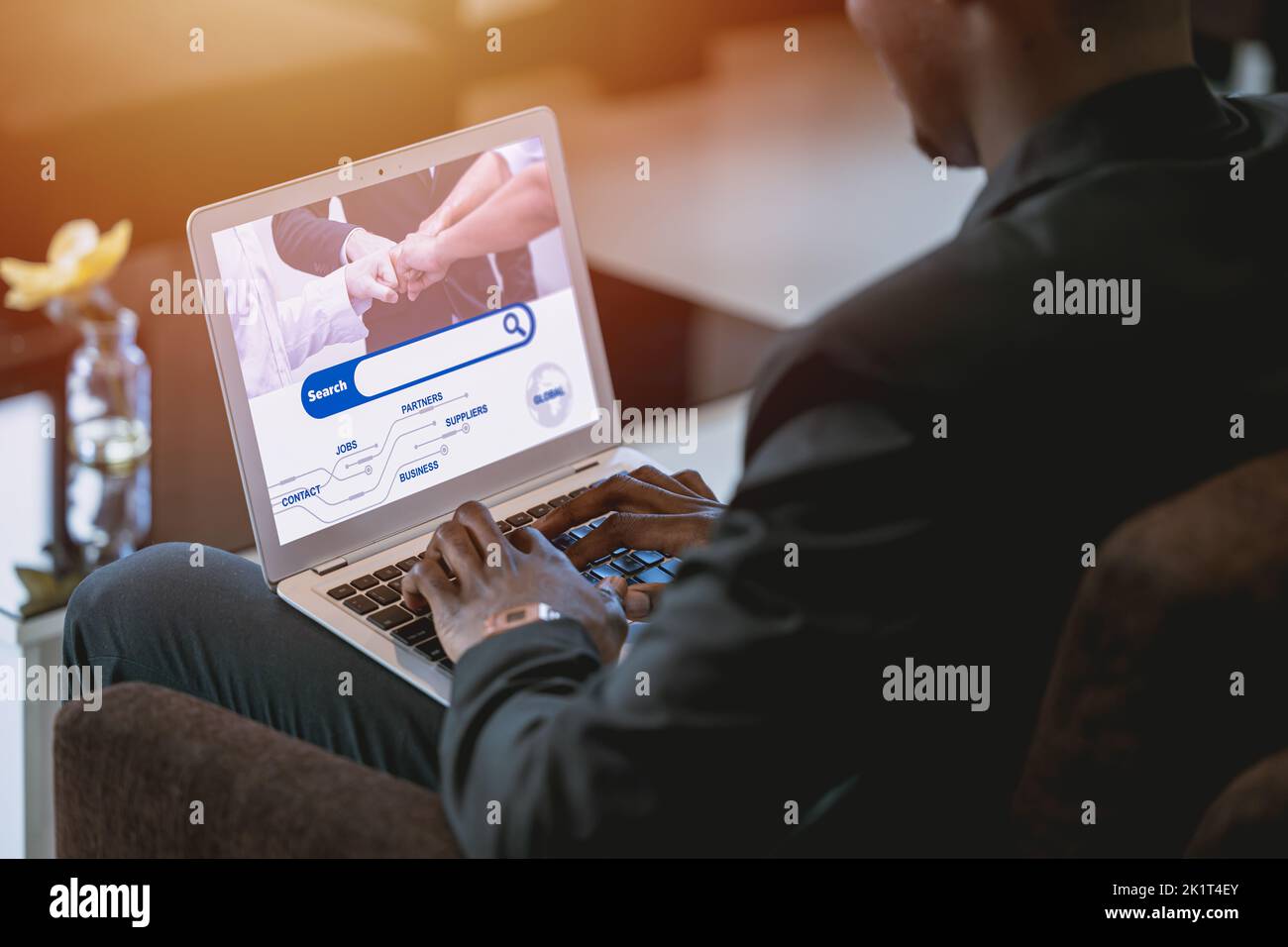 Nahaufnahme Suchmaschinen-Bildschirm des Geschäftsmanns mit Laptop-Computer Stockfoto