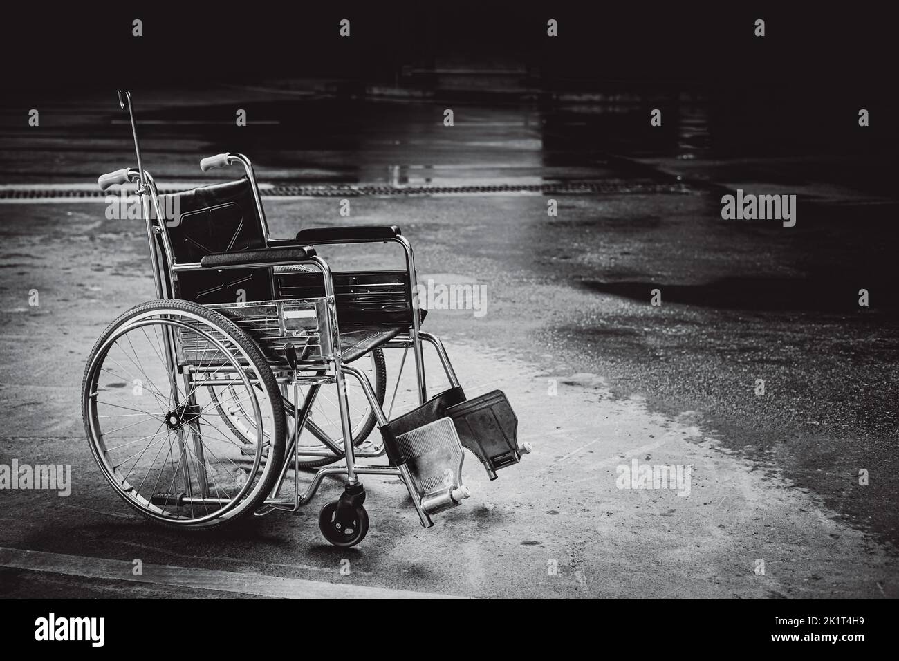 Rollstuhl niemand in schwarz und weiß farblos ruhig einsam Behinderung Menschen launisch Konzept. Stockfoto