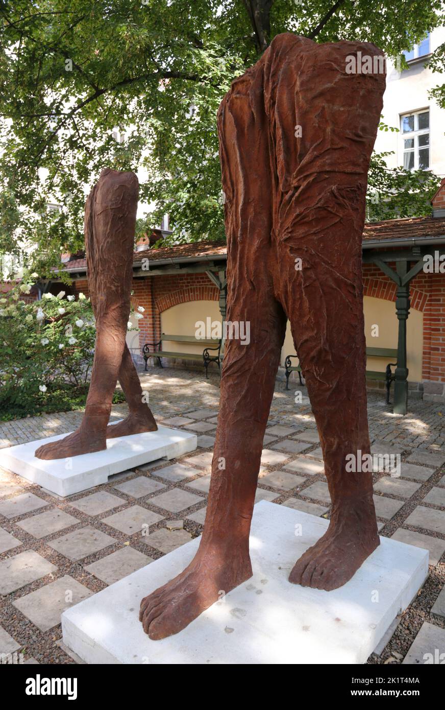 Krakau. Krakau. Polen. „Walking Figures“ aus gusseisernen Skulpturen von Magdalena Abakanowicz im Czapski-Palast (Teil des Nationalmuseums) Stockfoto