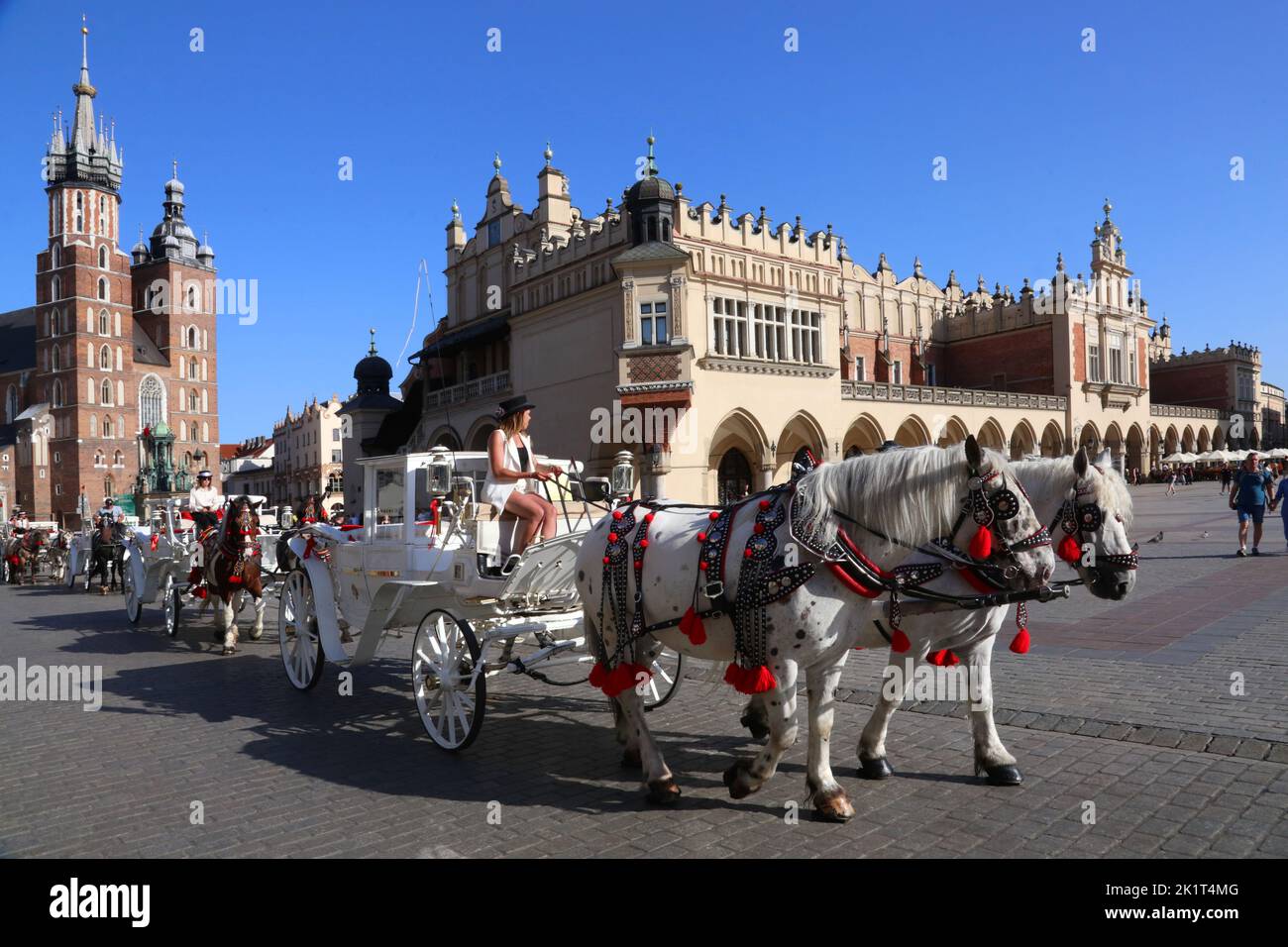 Krakau. Krakau. Polen. Hackney-Bus auf dem Alten Marktplatz vor der St. Mary Basilika und der Tuchhalle Stockfoto