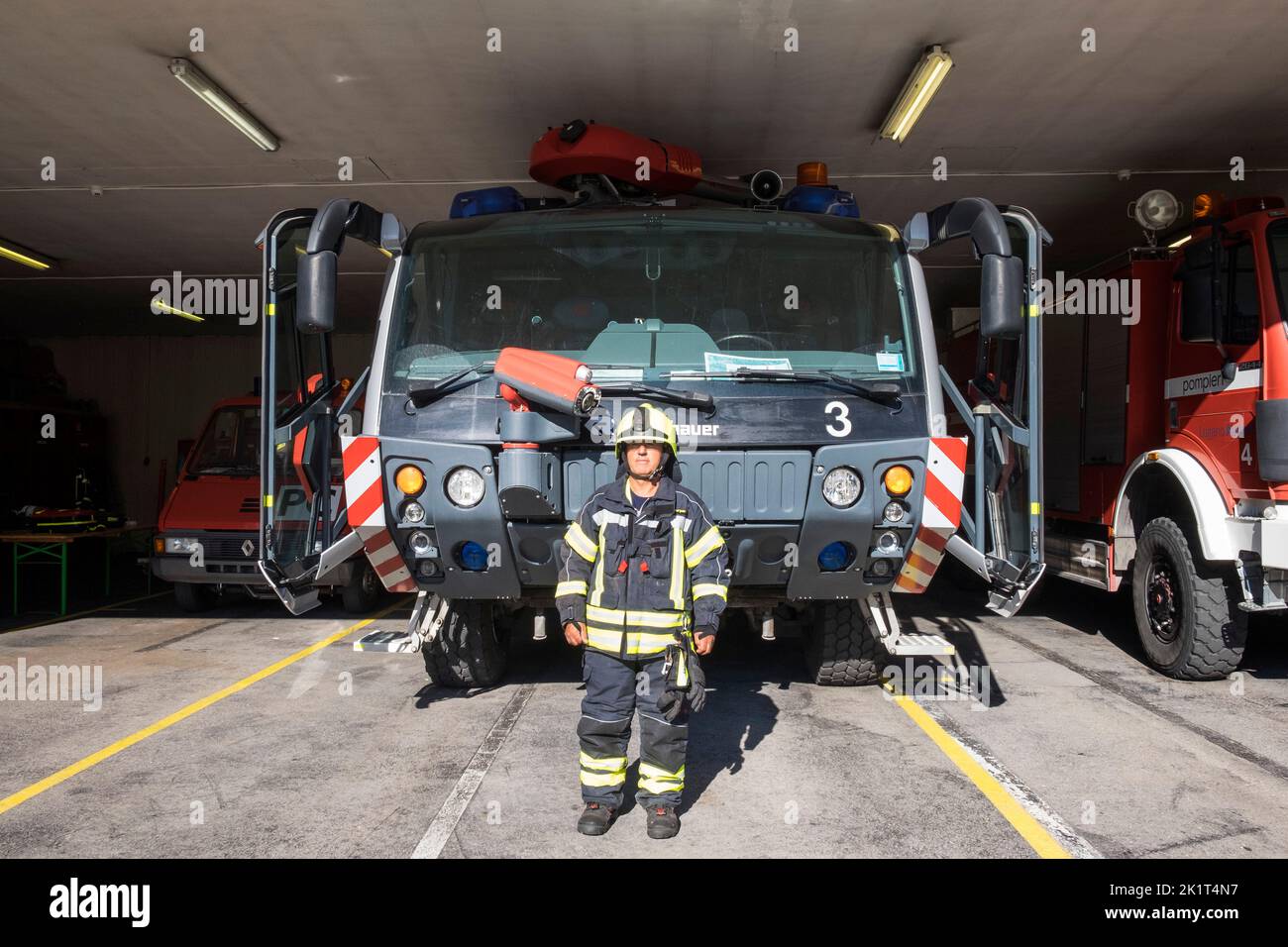 Schweiz, Agno-Lugano Flughafen, Feuerwehr, Feuerwehrmann in Feuerwehruniform Stockfoto