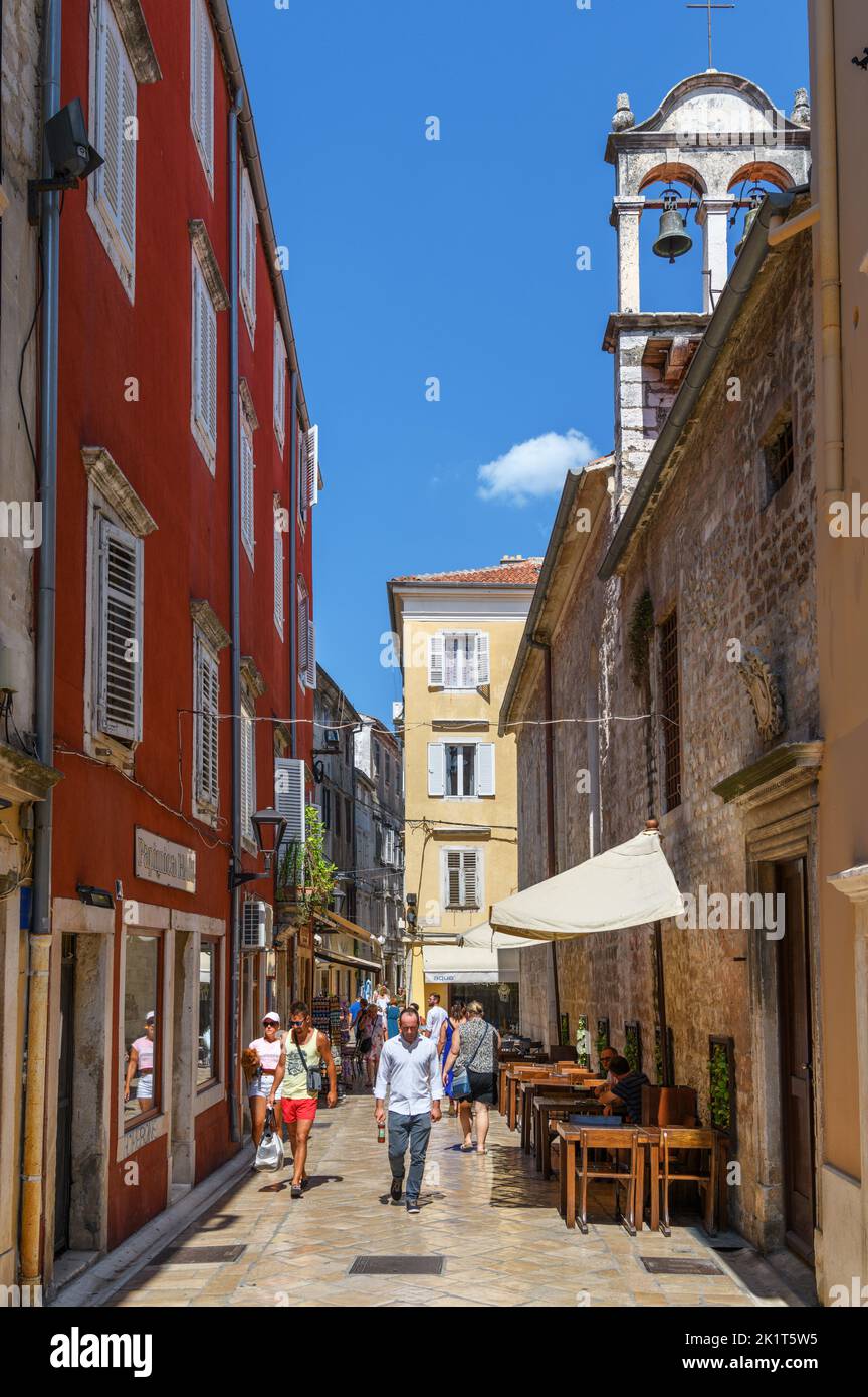 Restaurant in einer engen Straße in der historischen Altstadt, Zadar, Kroatien Stockfoto