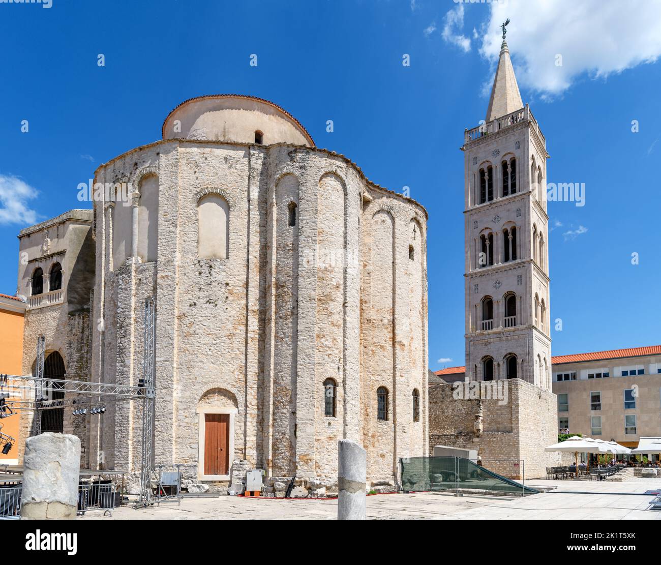 Der Glockenturm der St. Anastasia-Kathedrale und die St. Donatus-Kirche im historischen Zentrum von Zadar, Kroatien Stockfoto