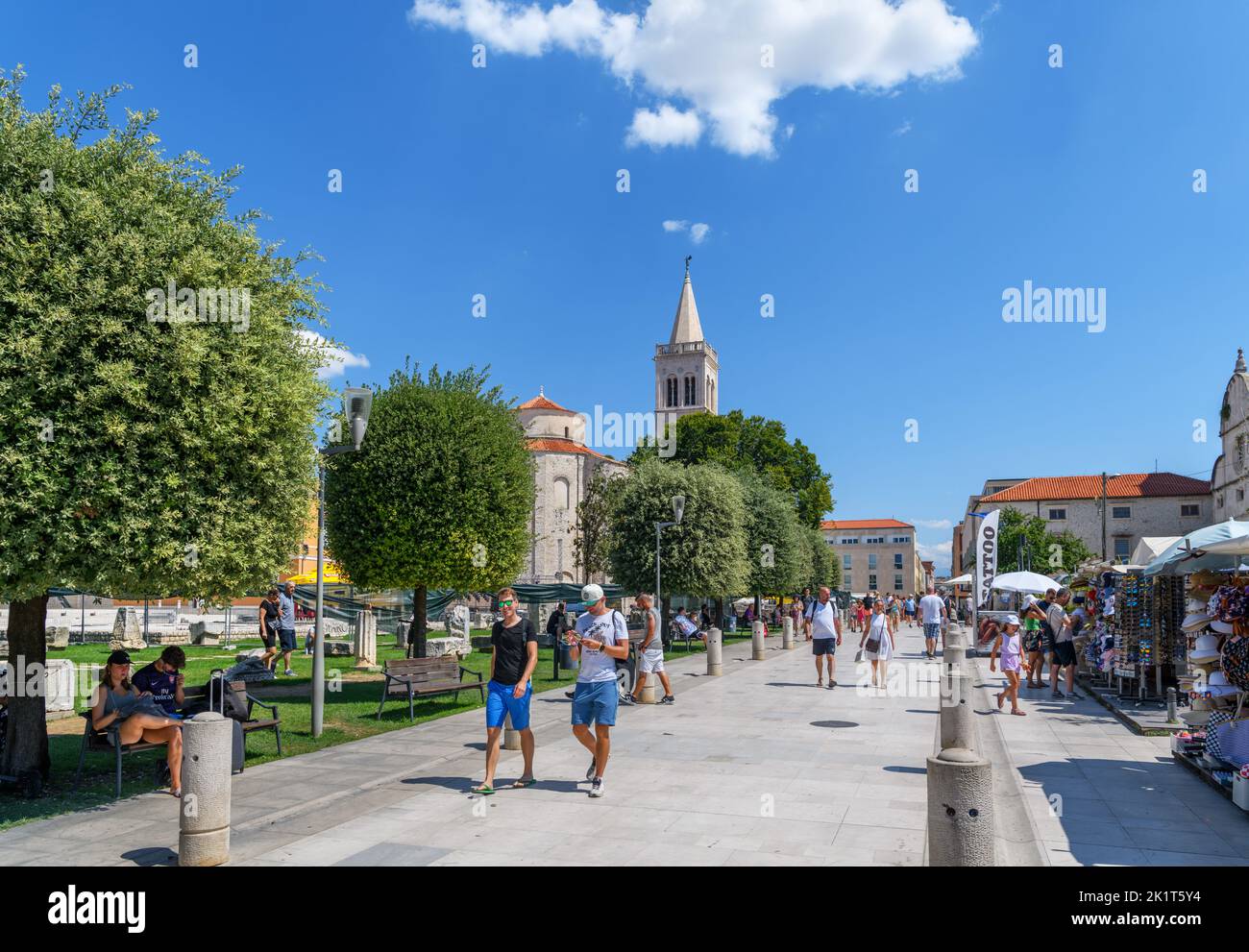 Das Forum Romanum, der Glockenturm der St. Anastasia Kathedrale und die St. Donatus Kirche im historischen Zentrum von Zadar, Kroatien Stockfoto