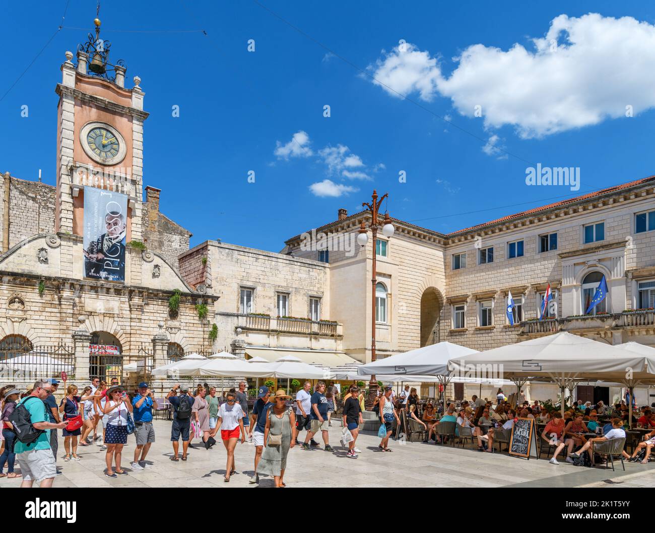 Cafés, Bars und Restaurants auf dem Narodni trg (Volksplatz) in der historischen Altstadt von Zadar, Kroatien Stockfoto