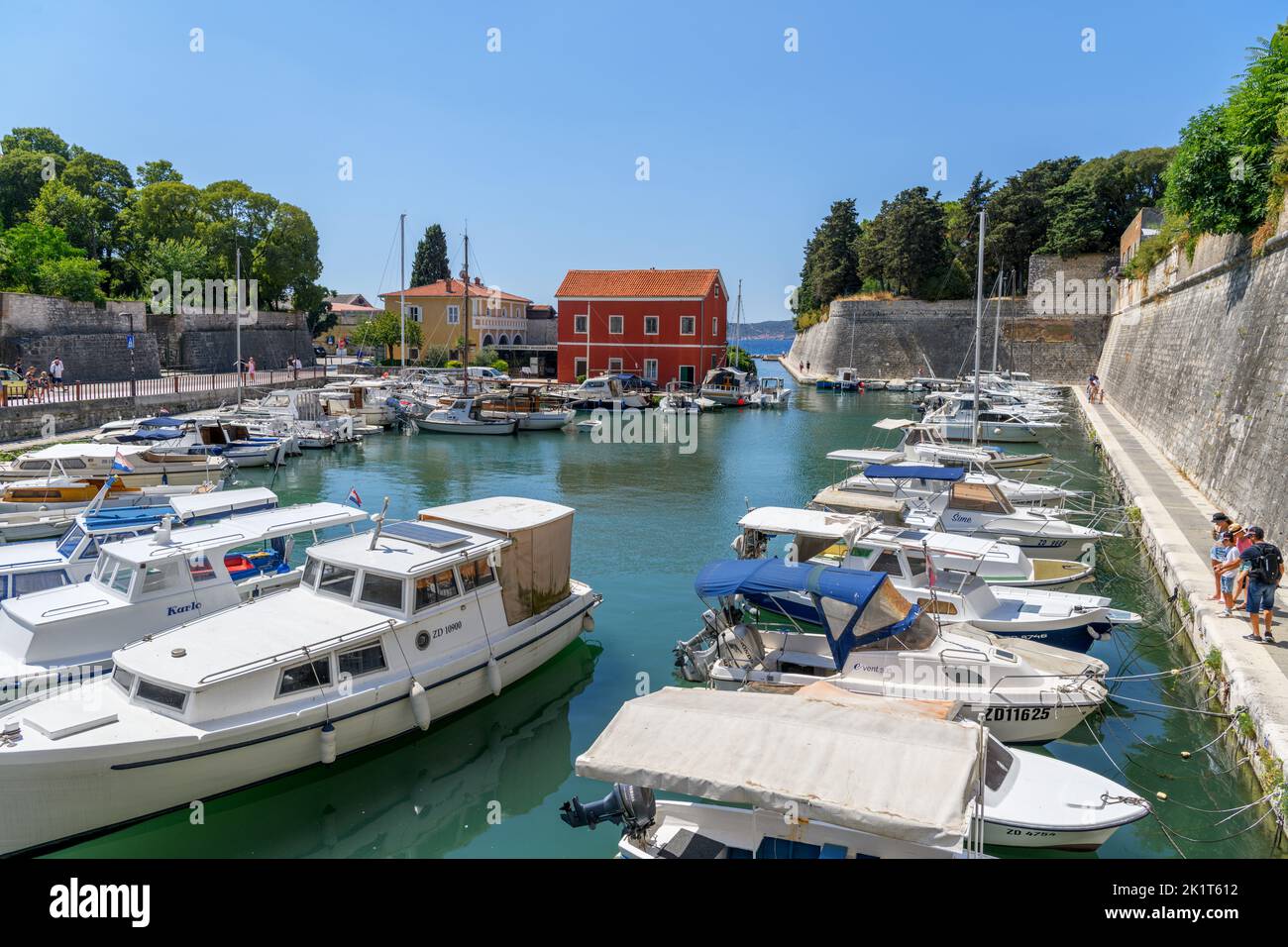 Vor dem Landtor, dem historischen Eingang zur Stadt Zadar, Kroatien, vertäuten Boote Stockfoto