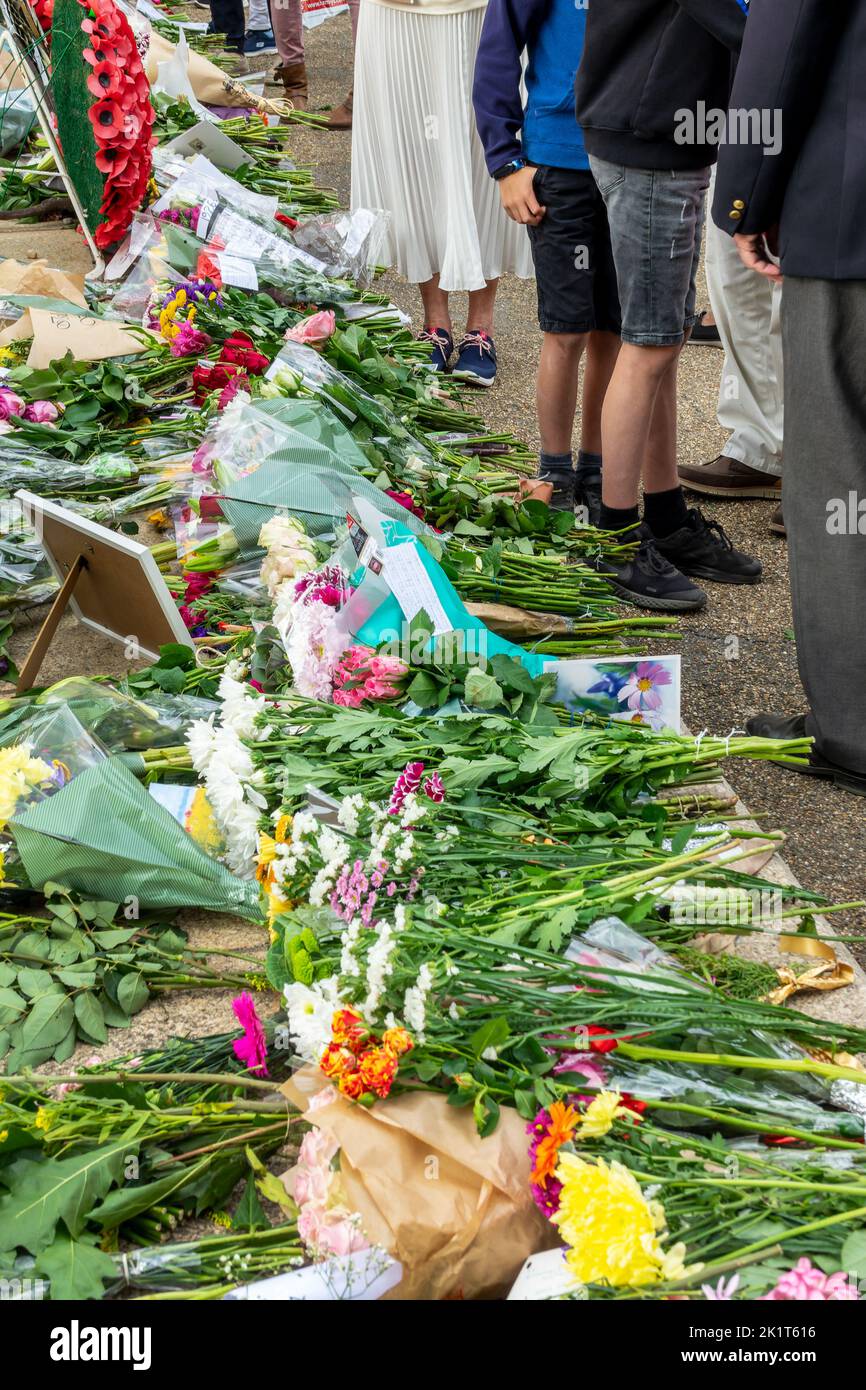 Geblümte Ehrungen und persönliche Notizen zum Gedenken an Queen Elizabeth , am September18. 2022 in London, Großbritannien Stockfoto