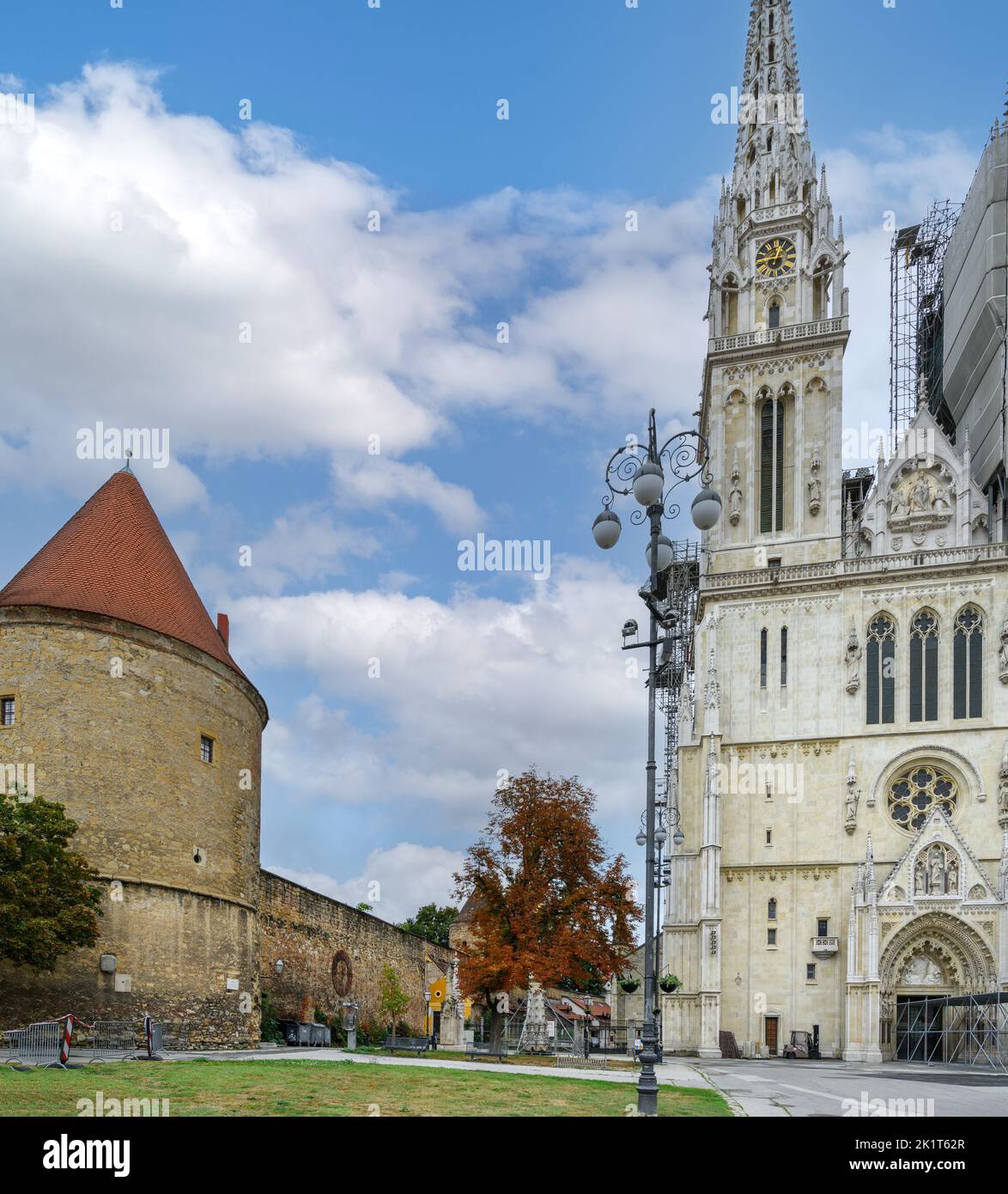 Kathedrale von Zagreb und Mauer mit der Domuhr, Altstadt, Zagreb, Kroatien Stockfoto