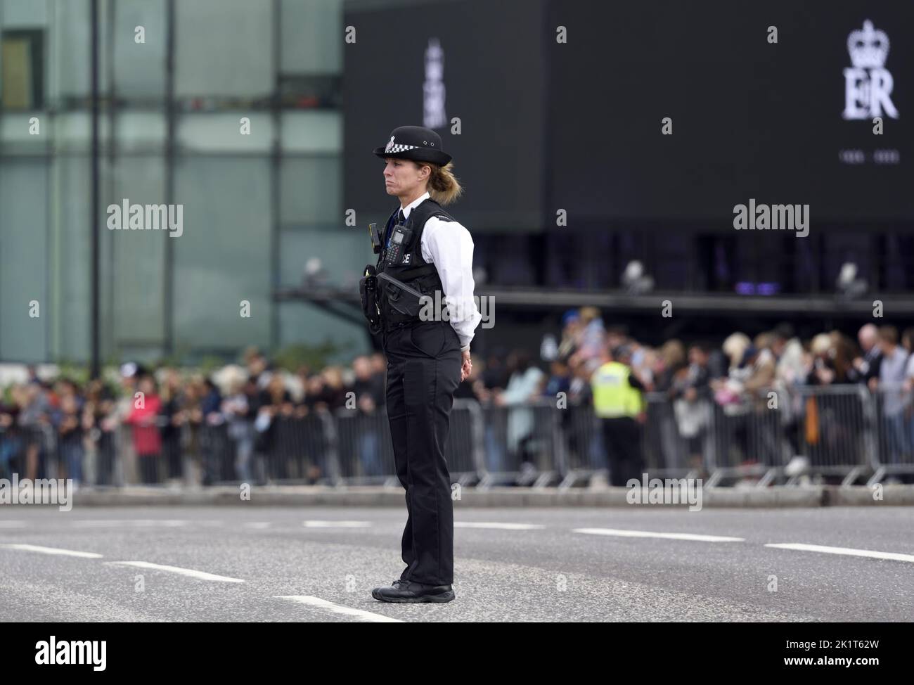 London, Großbritannien. Der Tag der Staatsfuneral von Königin Elizabeth II.. Einer von vielen Polizisten, der die Route entlang der West Cromwell Road, Kensington, anlegt. 19 Stockfoto