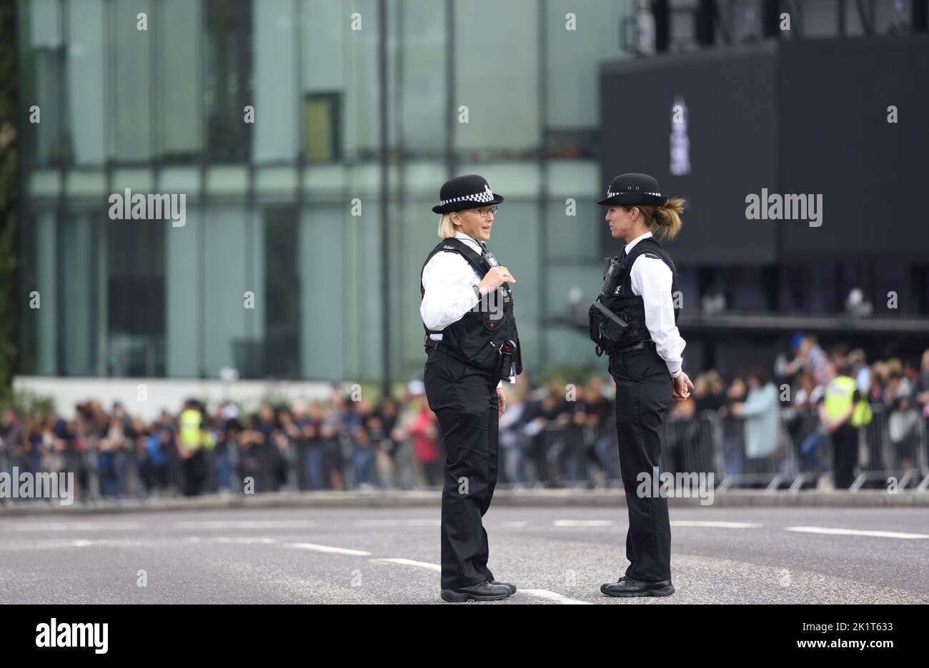 London, Großbritannien. Der Tag der Staatsfuneral von Königin Elizabeth II.. Einer von vielen Polizisten, die die Route entlang der West Cromwell Road, Kensington, Tal, säumen Stockfoto