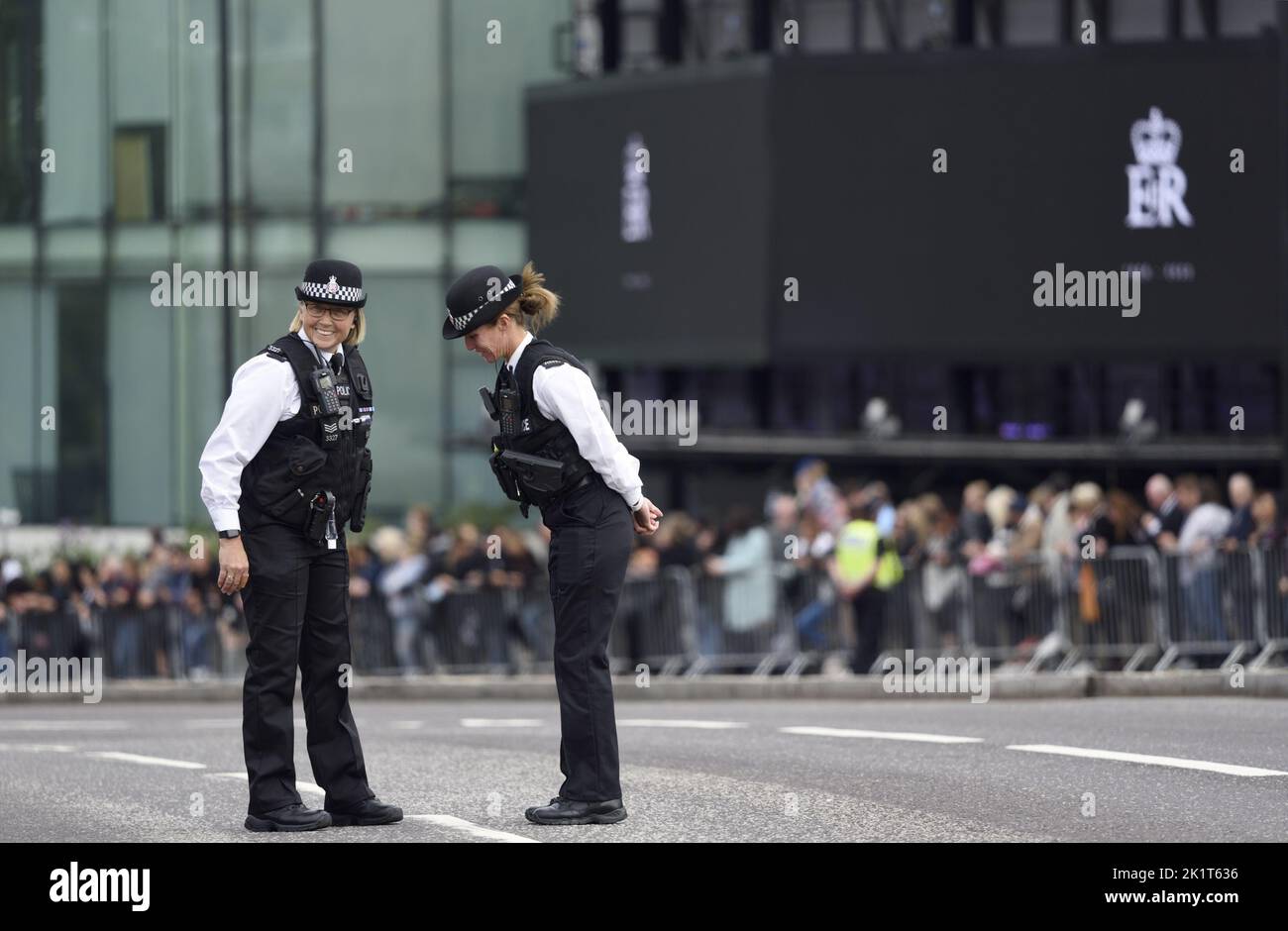London, Großbritannien. Der Tag der Staatsfuneral von Königin Elizabeth II.. Einer von vielen Polizisten, der die Route entlang der West Cromwell Road, Kensington, anlegt. 19 Stockfoto
