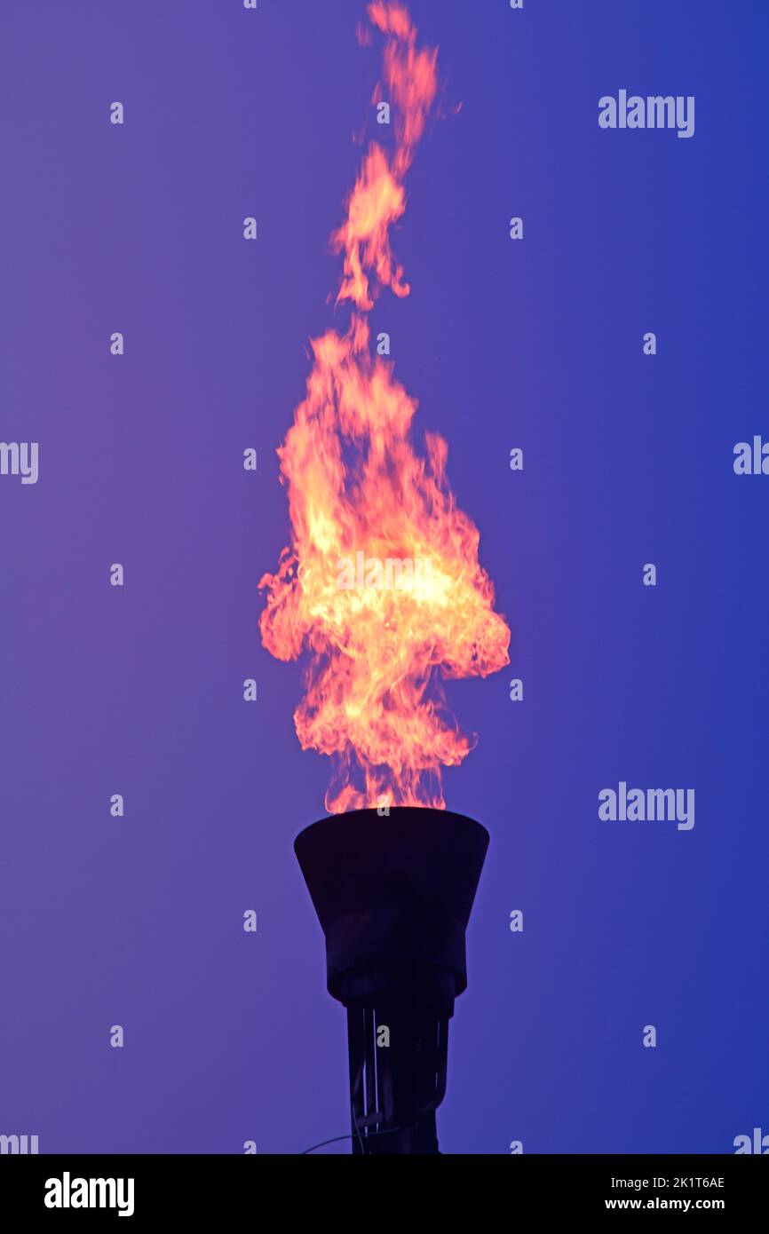 Gasflackern brennen überschüssige Gase in petrochemischen Werk in Twilight vereinigtes Königreich Stockfoto