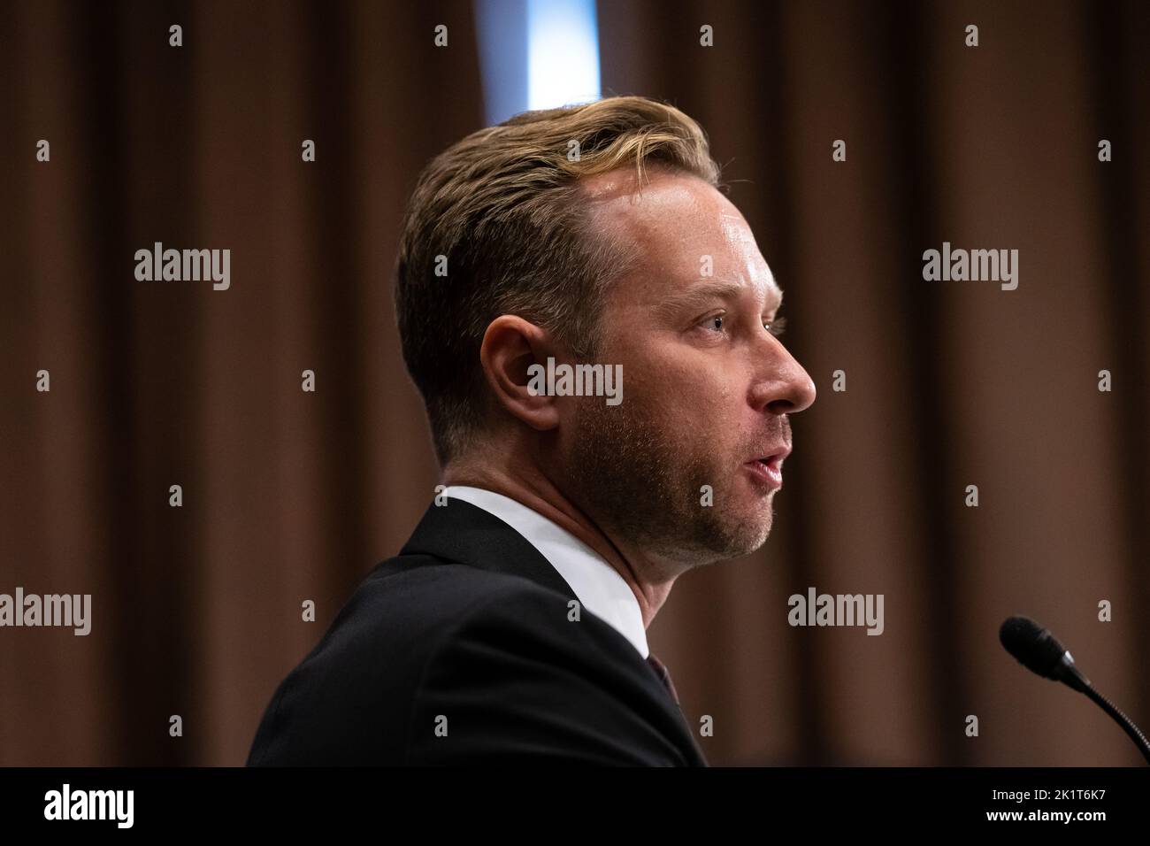 Washington, USA. 20. September 2022. Andrew Adams, Direktor der Task Force KleptoCapture im Justizministerium, bezeugte während einer Anhörung des Ausschusses für Banken, Wohnungsbau und städtische Angelegenheiten des Senats zur Sanktionierung Russlands im US-Kapitol in Washington, DC, am Dienstag, den 20. September, 2022. (Graeme Sloan/Sipa USA) Quelle: SIPA USA/Alamy Live News Stockfoto