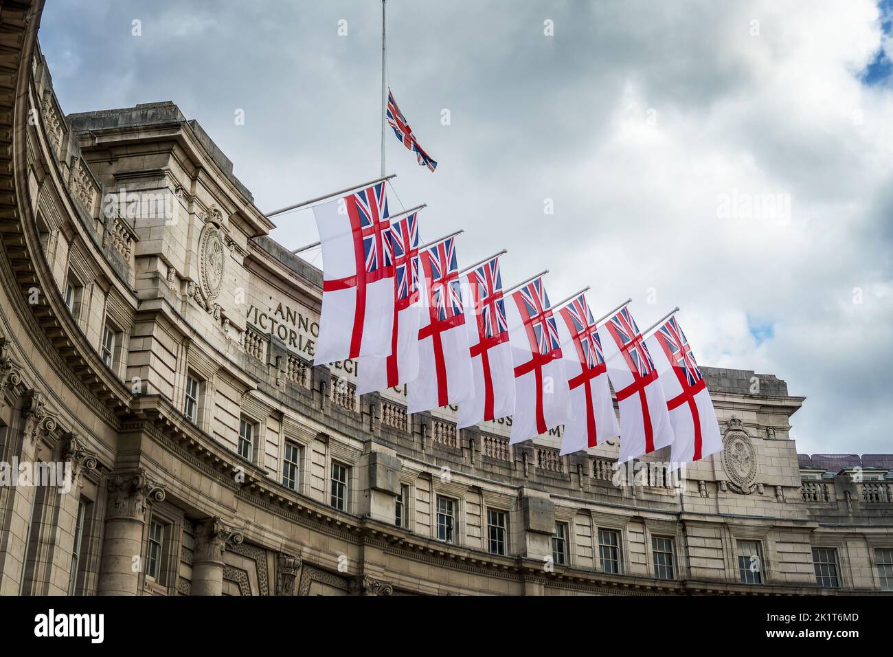 Britische Flaggen am Admiralty Arch während der Beerdigungen von Königin Elizabeth II in London, Großbritannien Stockfoto