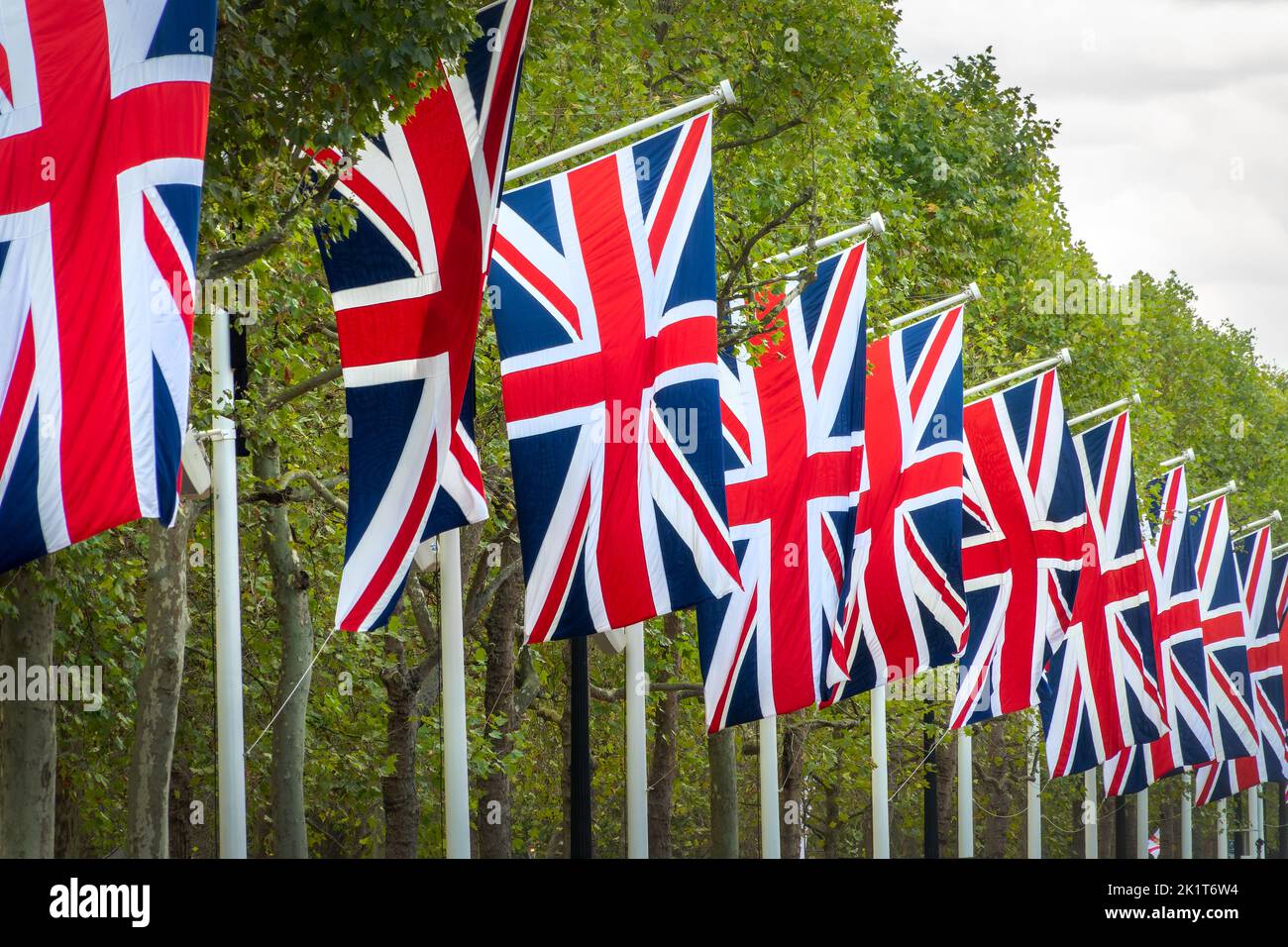 Die Mall war während der Beerdigungen von Königin Elizabeth II in London mit britischen Flaggen geschmückt Stockfoto