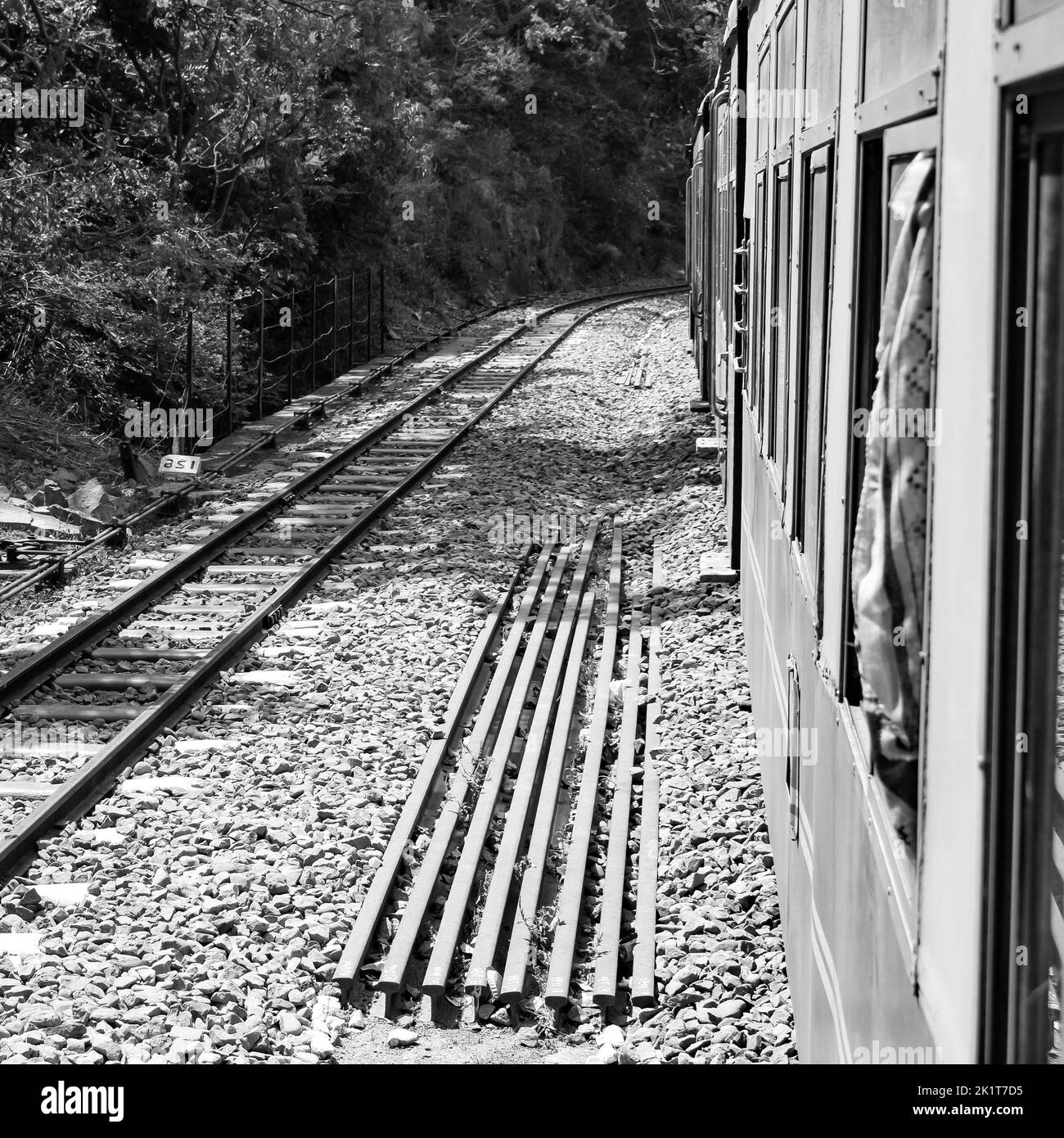 Toy Train bewegt sich auf Berghang, schöne Aussicht, eine Seite Berg, eine Seite Tal bewegt sich auf der Eisenbahn auf den Hügel, inmitten grüner Naturwald.Spielzeug t Stockfoto