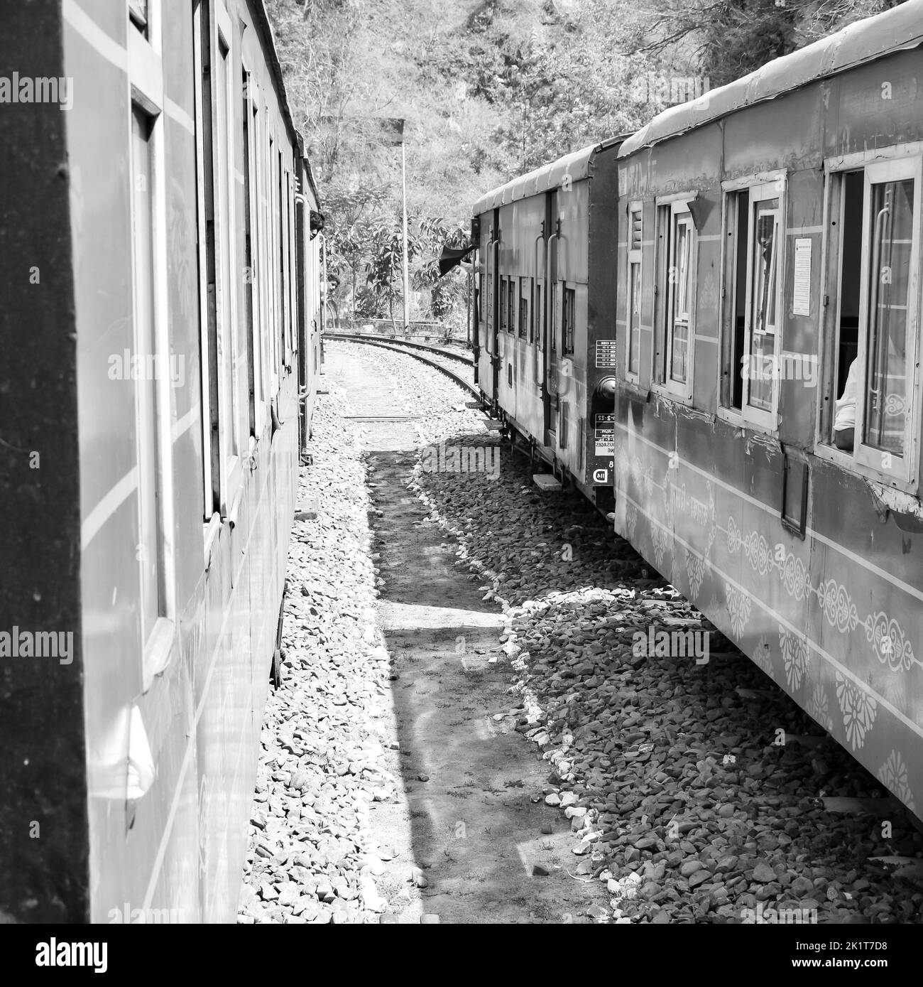 Toy Train bewegt sich auf Berghang, schöne Aussicht, eine Seite Berg, eine Seite Tal bewegt sich auf der Eisenbahn auf den Hügel, inmitten grüner Naturwald.Spielzeug t Stockfoto