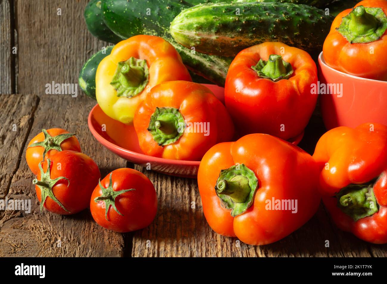 Helles Gemüse auf dem Hintergrund alter Bretter. Ernte von natürlichen Lebensmitteln. Stockfoto