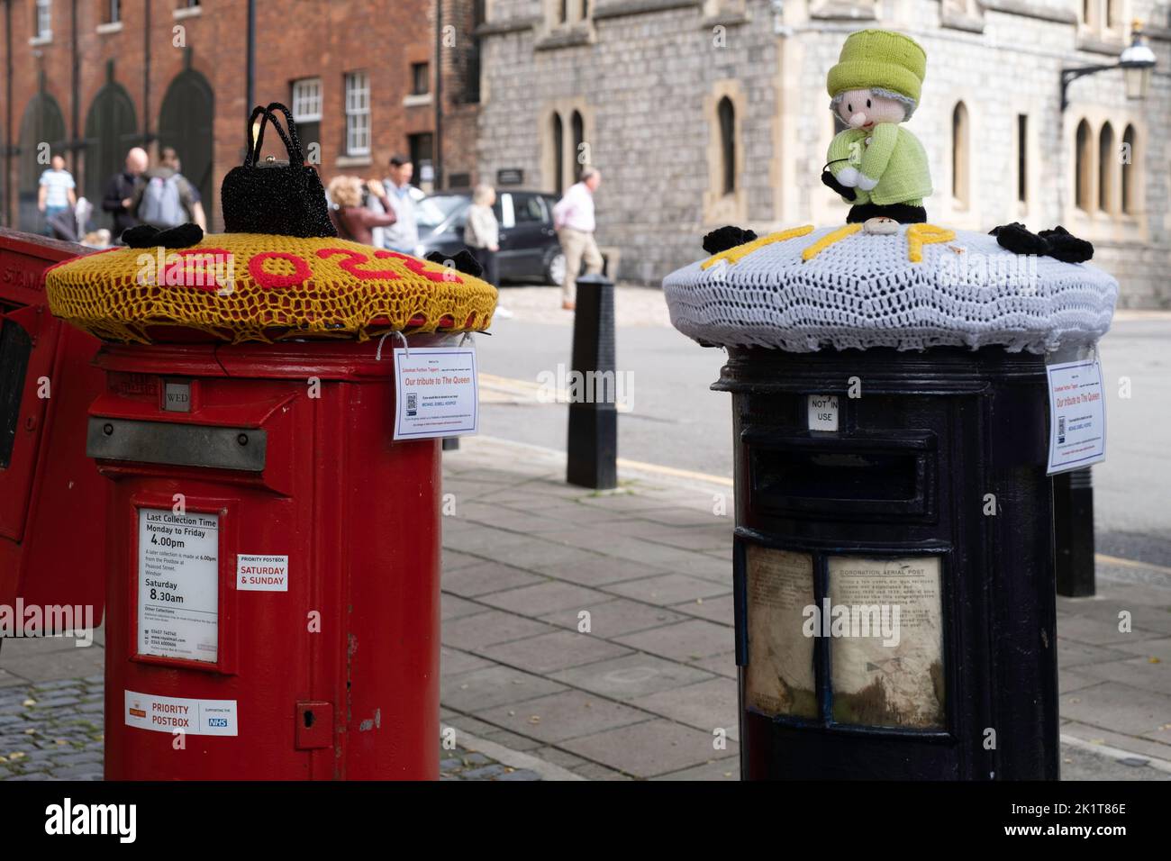 Gestrickte und gehäkelte Puppe und Handtasche mit Darstellung von Königin Elizabeth, drapiert über einem Briefkasten zu Ehren von Königin Elizabeth II. Nach ihrem Tod Stockfoto