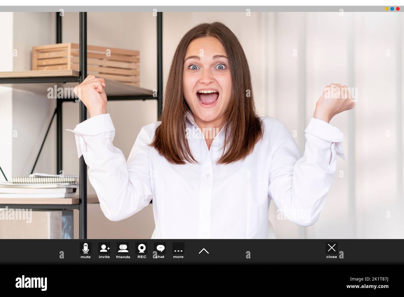 Online-Anruf. Video-Meeting. Web-Kommunikation. Unternehmens-Webcast. Screenshot einer begeisterten Arbeitnehmerin zufrieden mit der Stellenförderung erfolgreiches Projekt Stockfoto