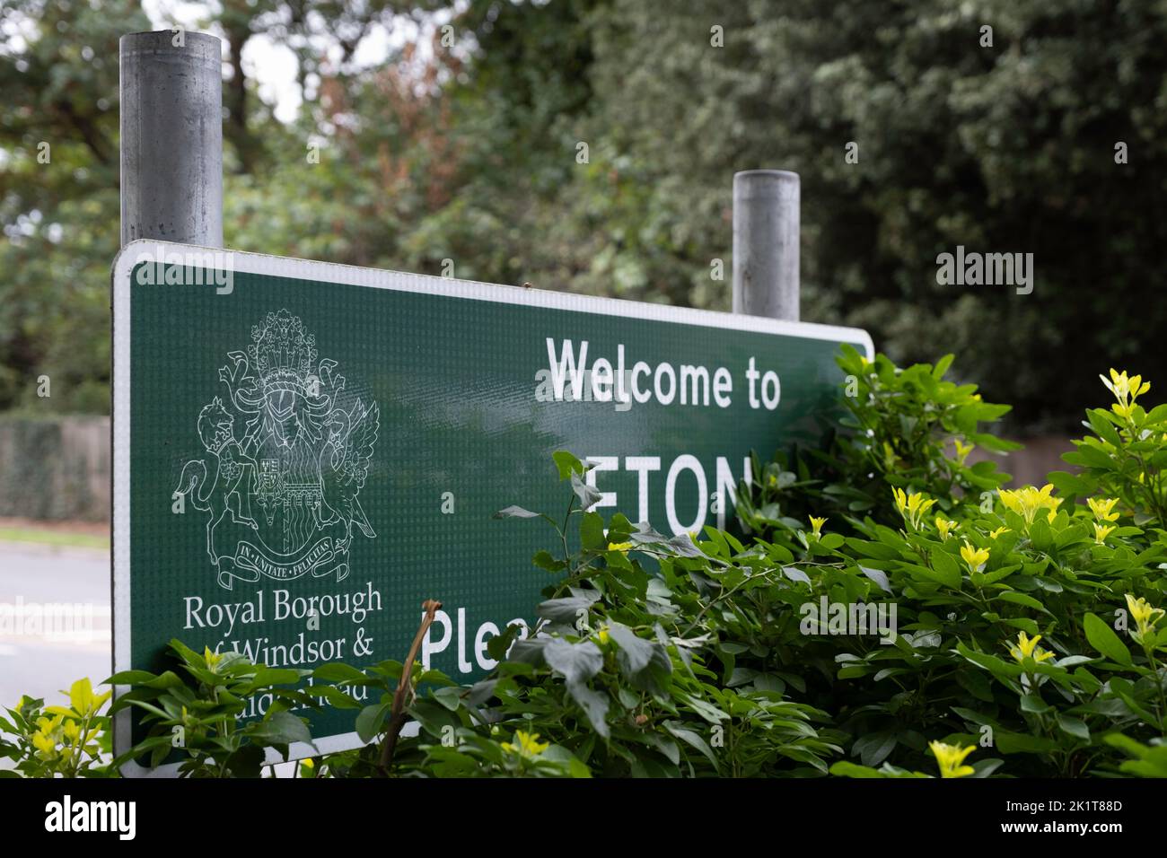 Grünes Schild „Welcome to Eton“ und „Royal Borough of Windsor and Maidenhead“ im Grünen entlang der Straße in Windsor, Großbritannien Stockfoto