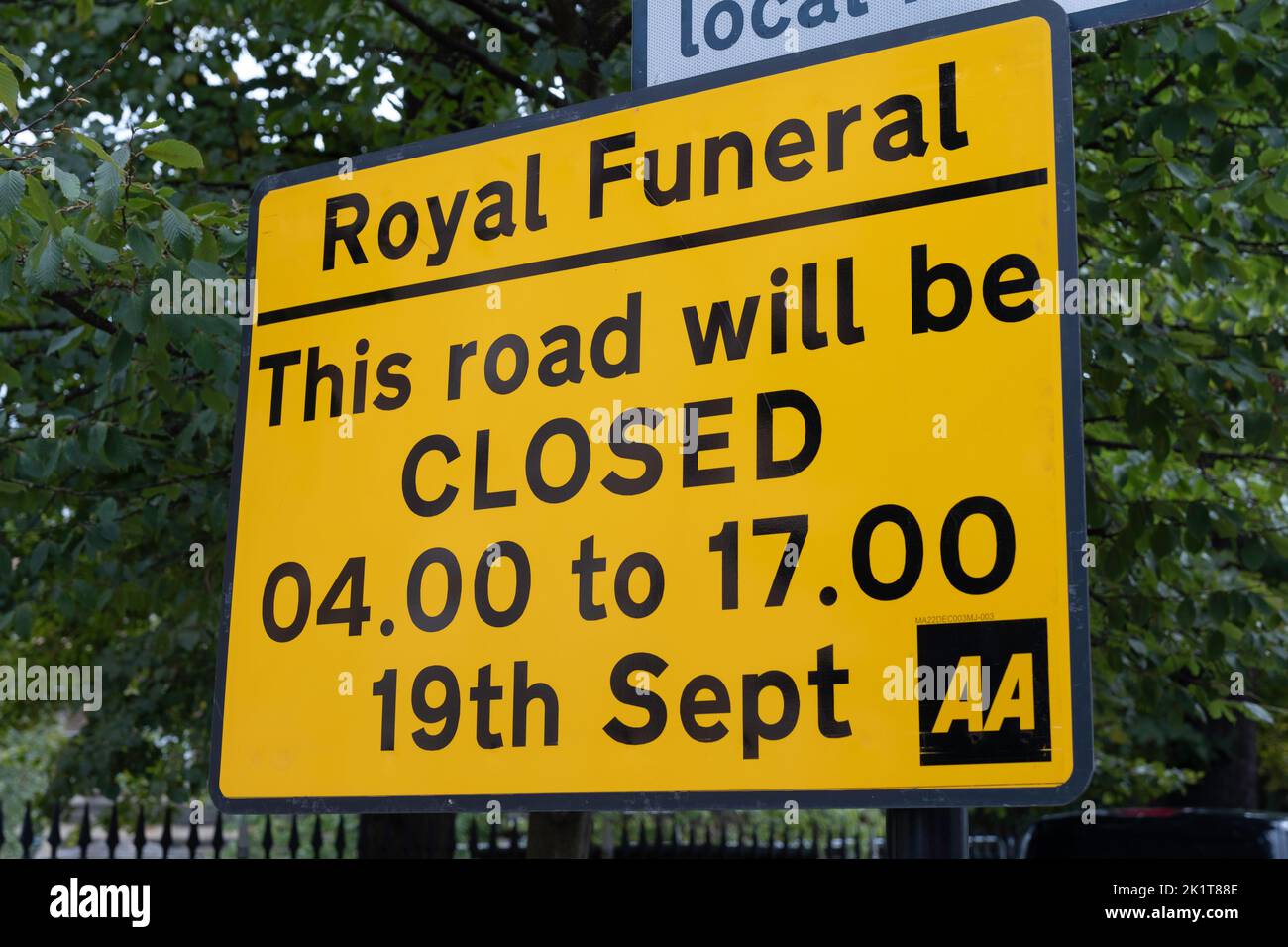 Gelbes Straßenschild in Windsor, Großbritannien, das besagt, dass die Straße am 19. September 2022, dem Tag der Beerdigung von Königin Elizabeth II, gesperrt wird Stockfoto