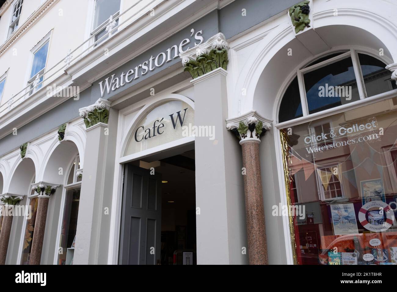 Eingang und Fassade zu Waterstone's Buchhandlung und Café, das sich im Butter Market in Bury Sint Edmunds, England befindet Stockfoto