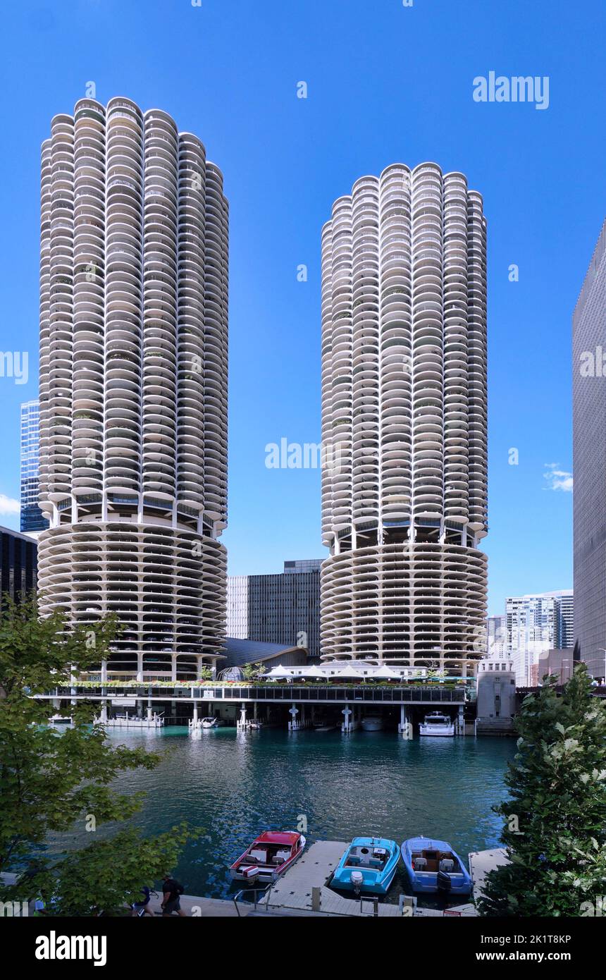 Chicago, USA - August 2022: Marina City Eigentumswohnungen, ungewöhnliche runde Gebäude mit Yachthafen am Chicago River. Stockfoto