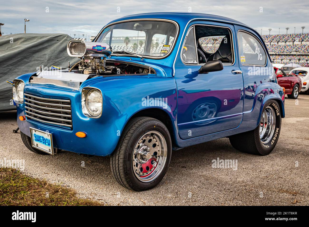 Daotona Beach, FL - 28. November 2020: Vorderansicht eines Fiat 600 Pro Street Dragster mit einem Chevrolet 406 V8 Motor bei einem lokalen c Stockfoto