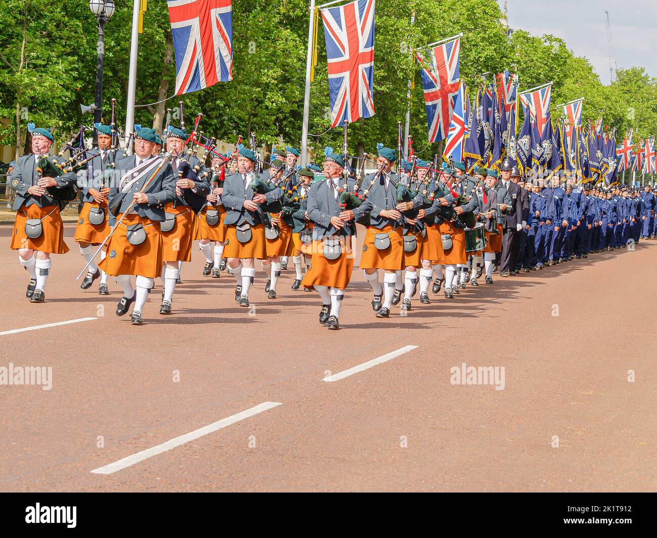 London Vereinigtes Königreich Juni 15 2009; typisch britischer Prunk und Zeremonie auf der Mall marschiert und Dudelsack unter drapierten Union Jack Flags.. Stockfoto