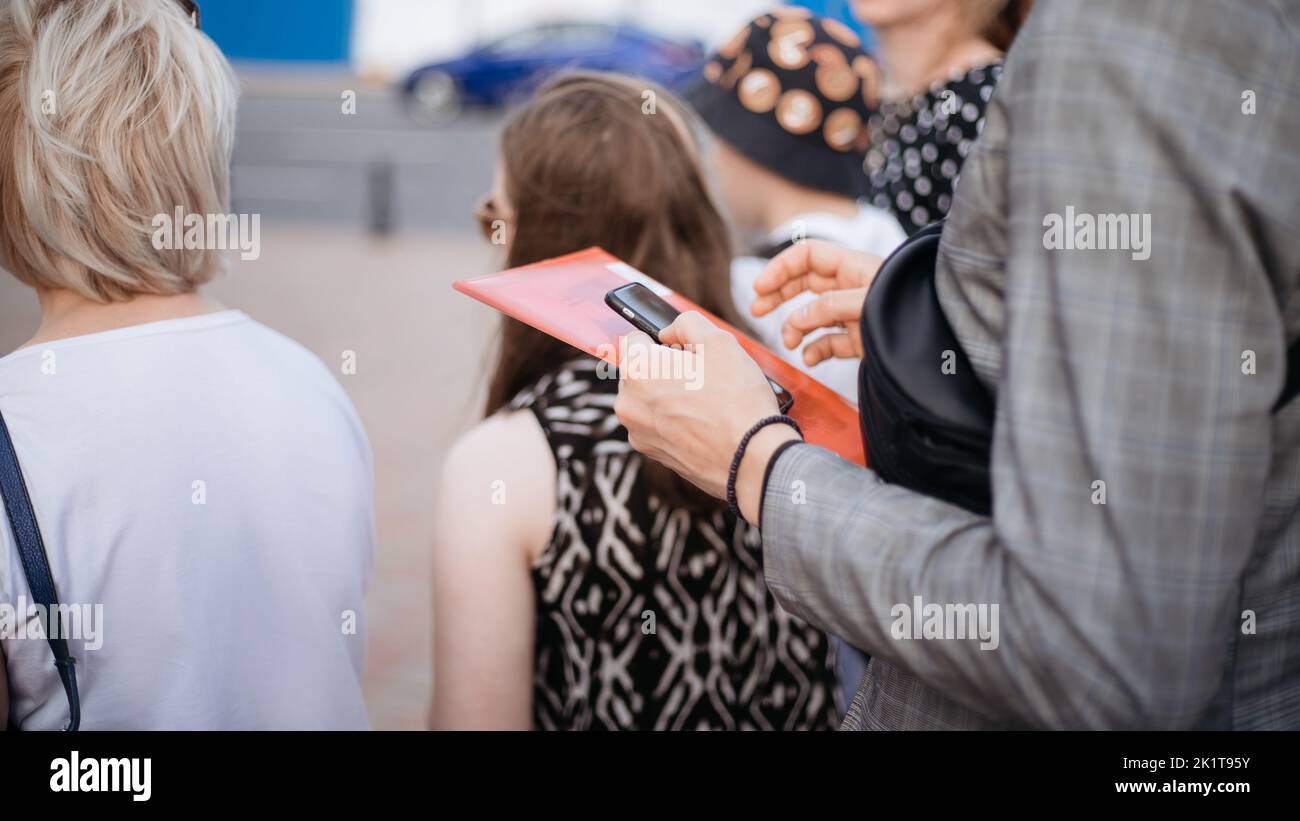 Bild einer Gruppe von Touristen, die ihrem Führer zuhören. Stockfoto