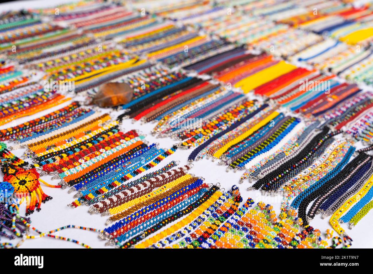 Farbenfrohe, dünne huichol Armbänder auf dem Chapala-Markt in Guadalajara, Mexiko. Traditionelle mexikanische handgemachte Souvenirs Stockfoto