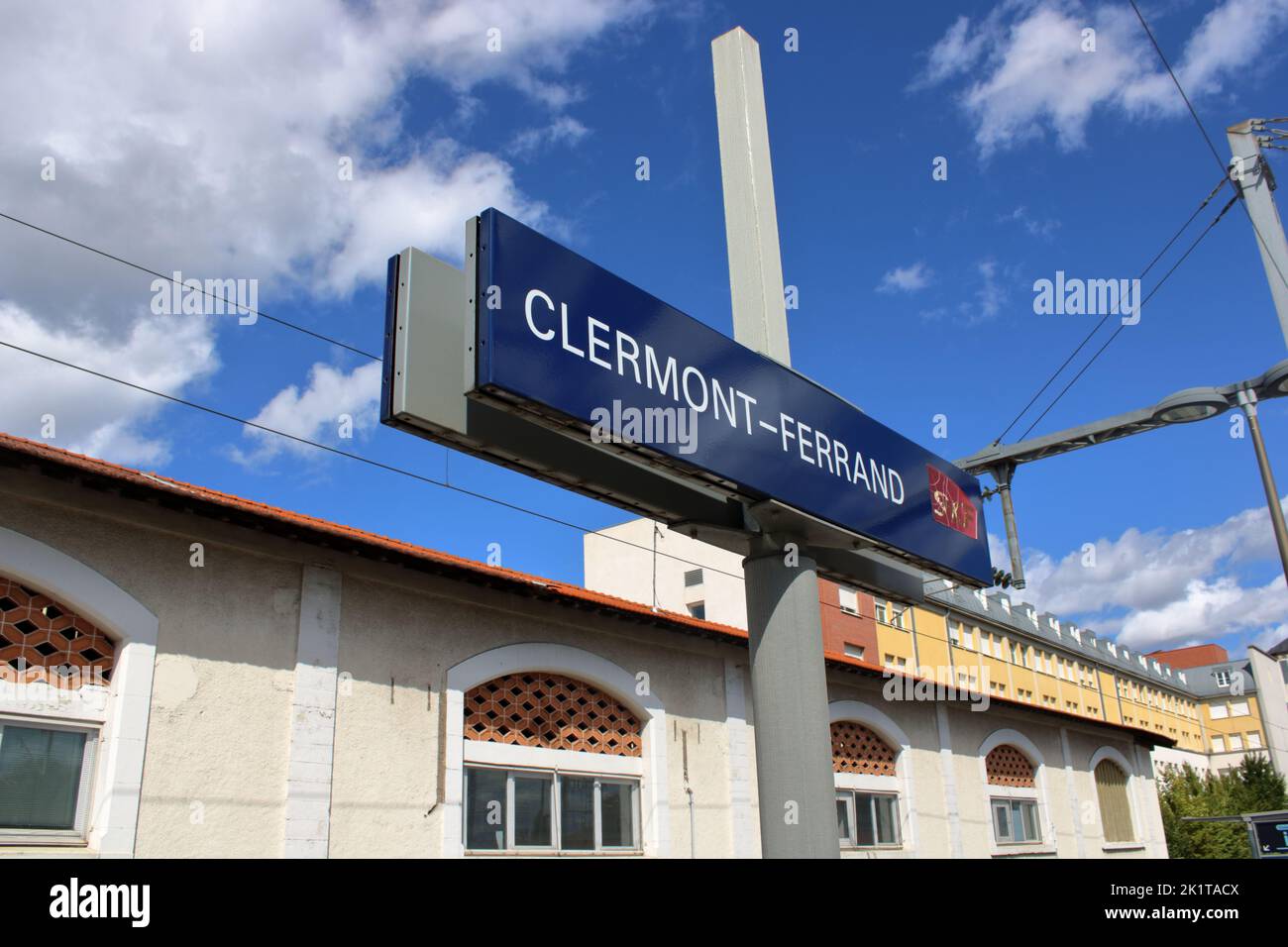 Schilder, die die Ankunft am Bahnhof in der zentralfranzösischen Stadt Clermont-Ferrand in der Region Auvergne-Rhône-Alpes markieren. Stockfoto