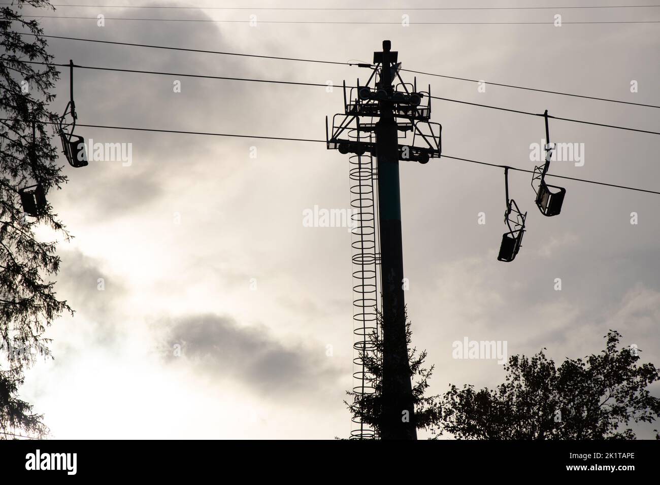 Seilbahn in den Karpaten in der Ukraine gegen den Himmel, Rest in den Karpaten in Bukavel Stockfoto