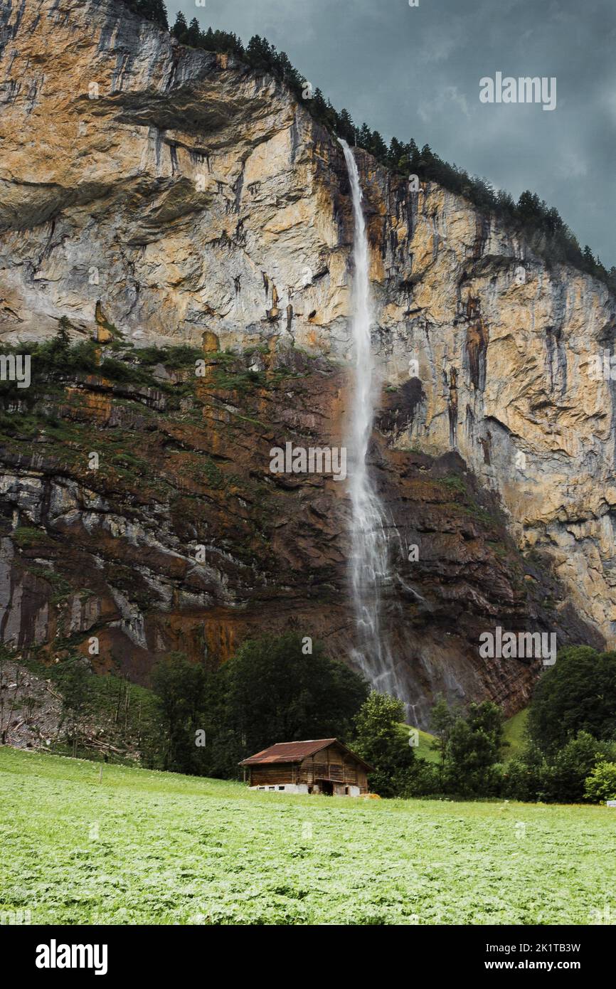 Lauterbrunnental, Schweiz. Schweizer Alpen. Gemütliches kleines Haus in den Bergen, Wasserfall. Wald und Felsen. Schöne Landschaft, Europa. Stockfoto