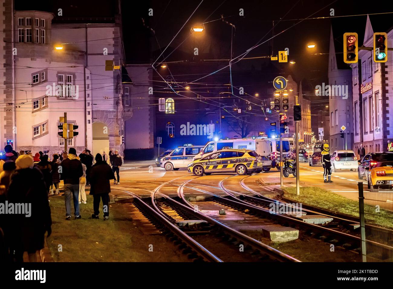 Eine Demonstration gegen Corona-Beschränkungen in Bielefeld, Deutschland, Polizeiautos blockieren die Straßen Stockfoto