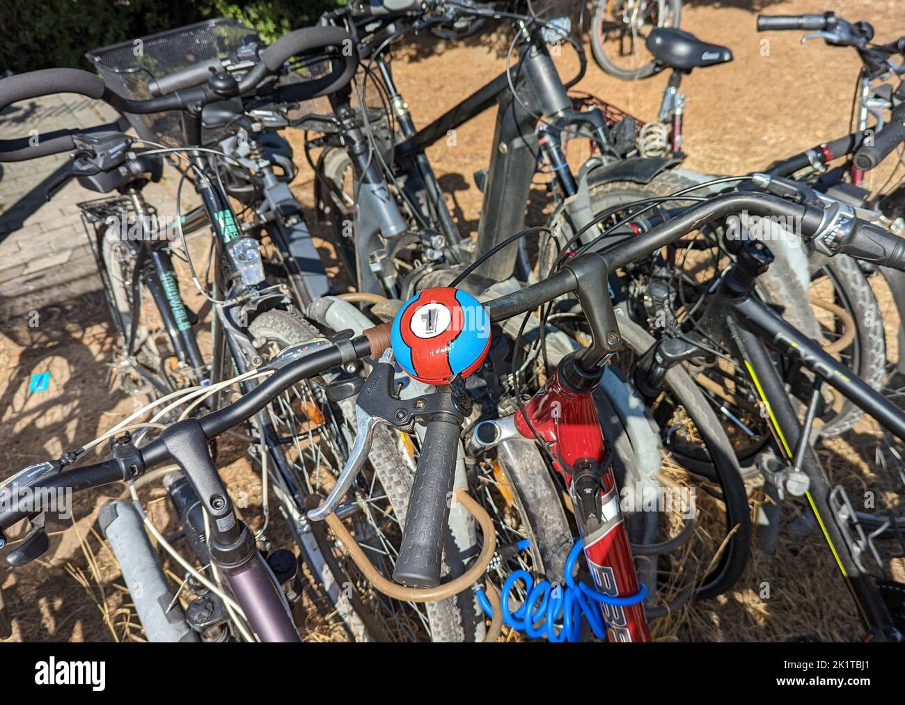 Eine handbemalte bunte Fahrradglocke mit der Nummer 1 auf einem Fahrrad Stockfoto